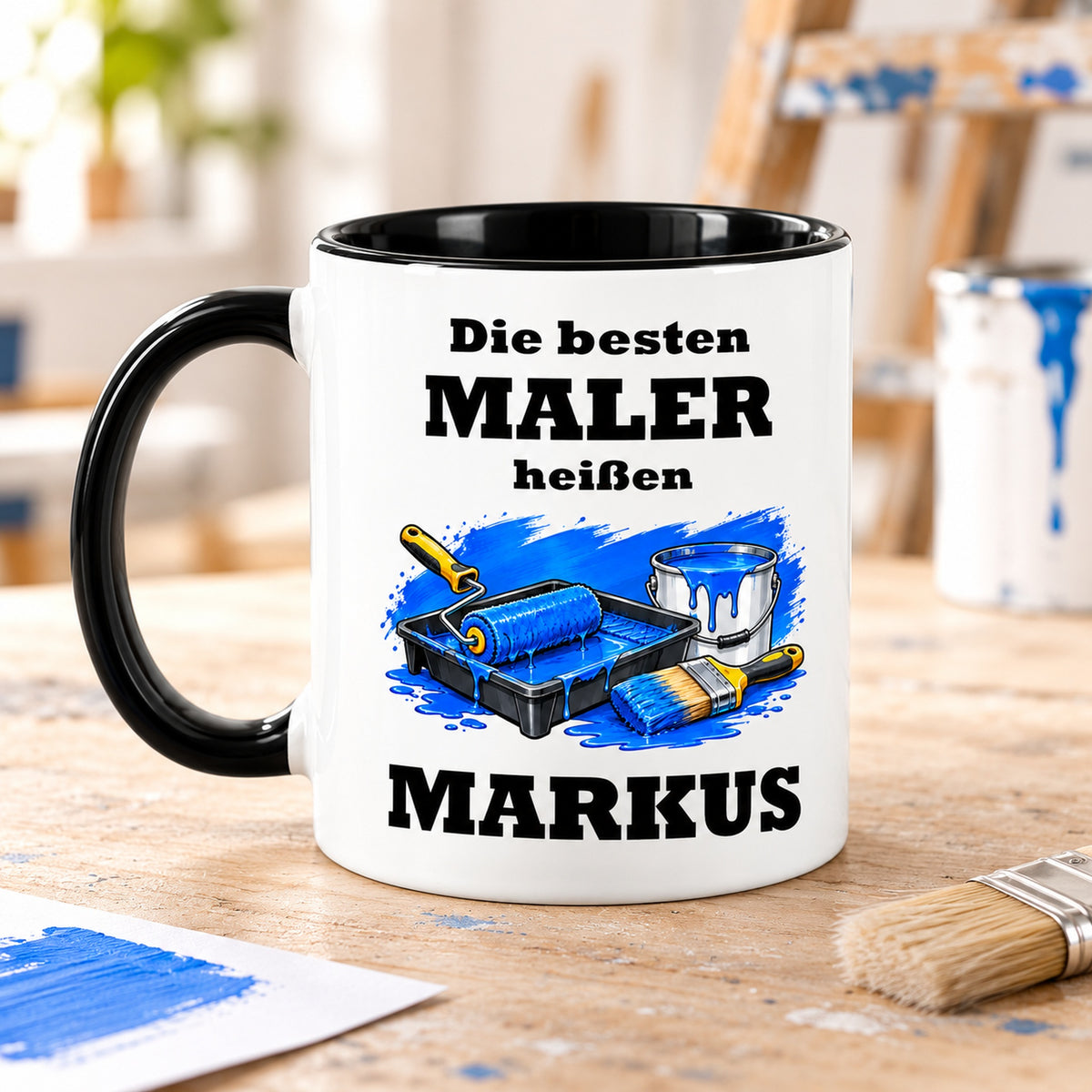 Rückseite der Maler-Tasse mit demselben Cartoonmotiv und Wunschnamen, schwarzer Henkel links.