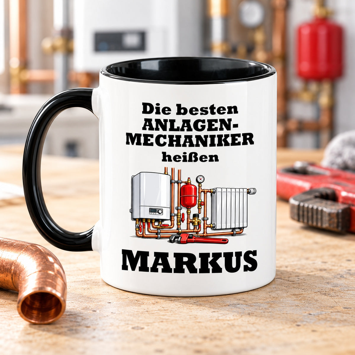 Rückseite der Anlagenmechaniker-Tasse mit demselben Cartoonmotiv und Wunschnamen, schwarzer Henkel links.