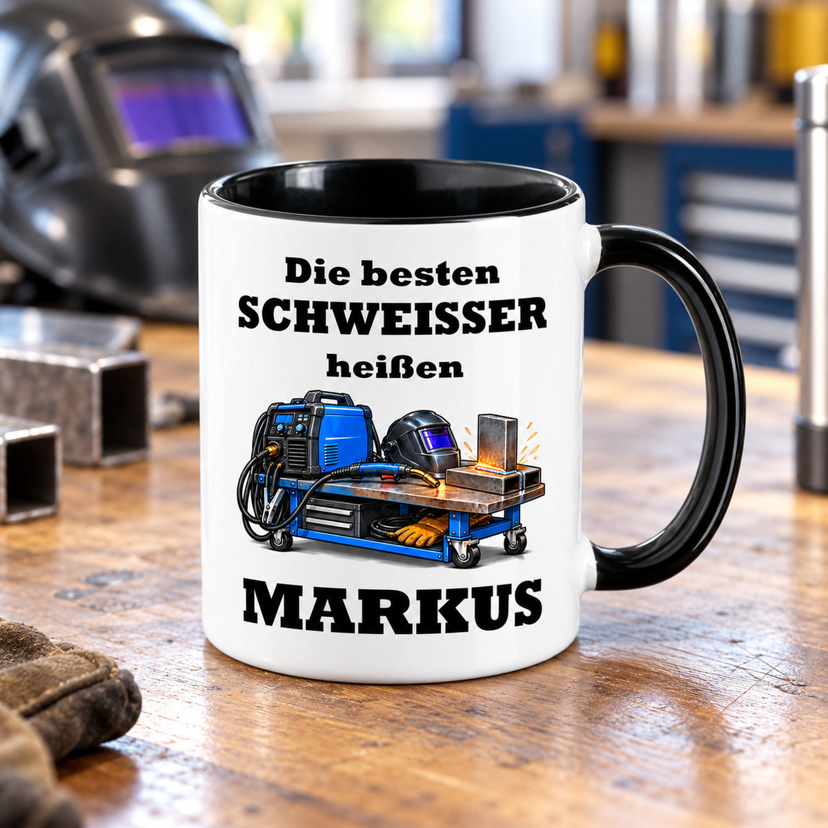 Schräge Ansicht der personalisierten Schweißer-Tasse mit sichtbarer schwarzer Innenseite und schwarzem Henkel.
