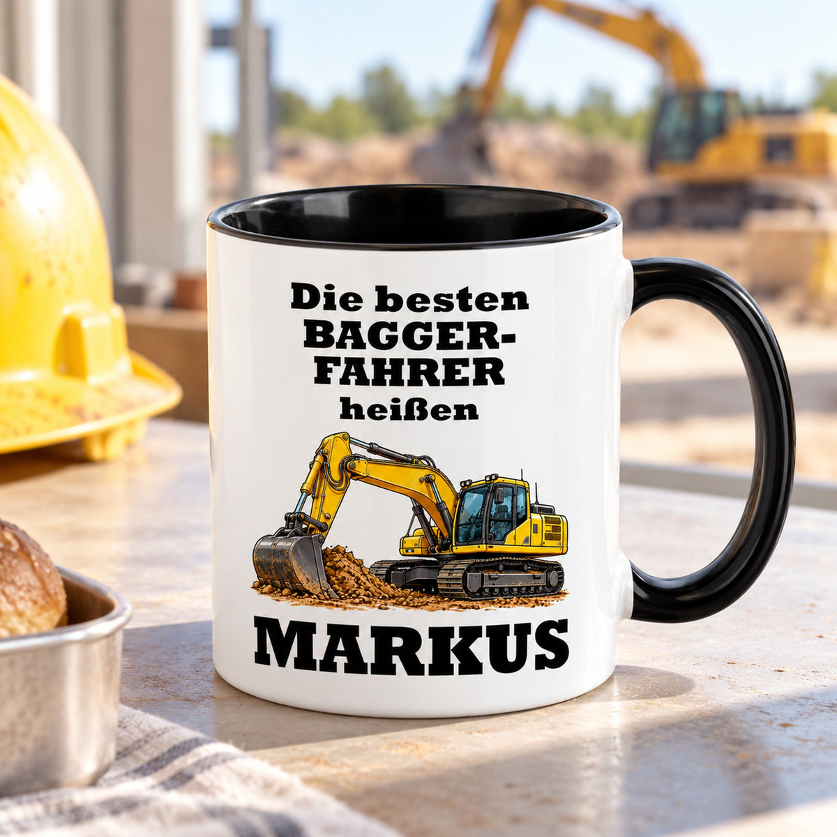 Schräge Ansicht der personalisierten Baggerfahrer-Tasse mit sichtbarer schwarzer Innenseite und schwarzem Henkel.