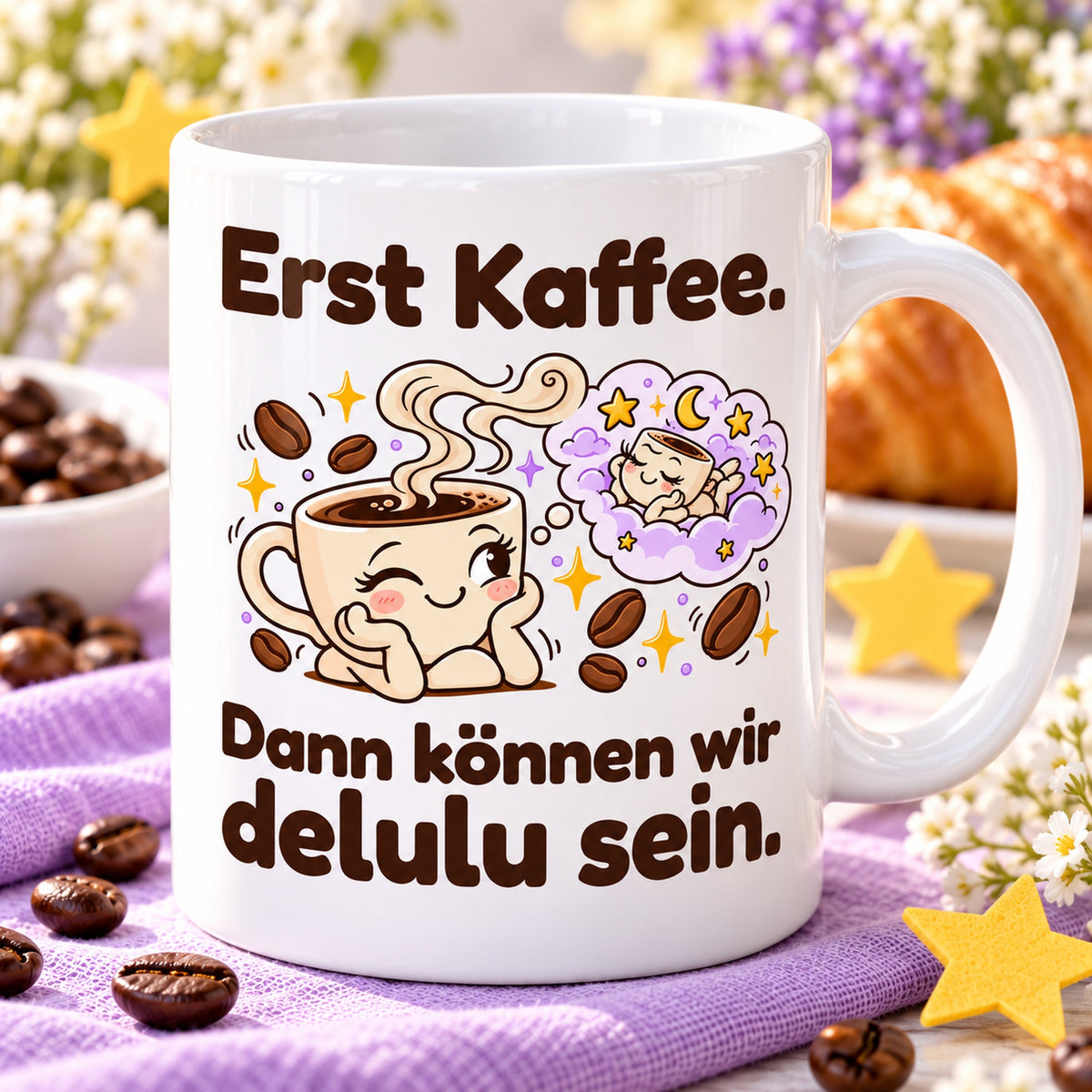 Nahaufnahme des farbigen Cartoonmotivs und des Spruchs „Erst Kaffee. Dann können wir delulu sein.“ auf weißer Keramik.