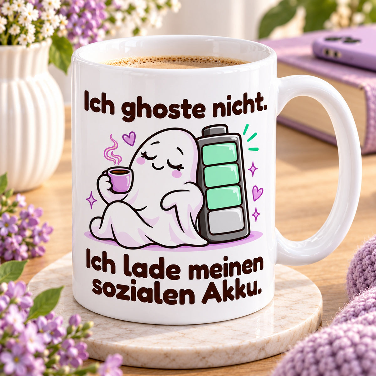 Schrägansicht der Keramiktasse „Sozialer Akku“ mit weißem Innenraum, Henkel und vollständigem Motiv.