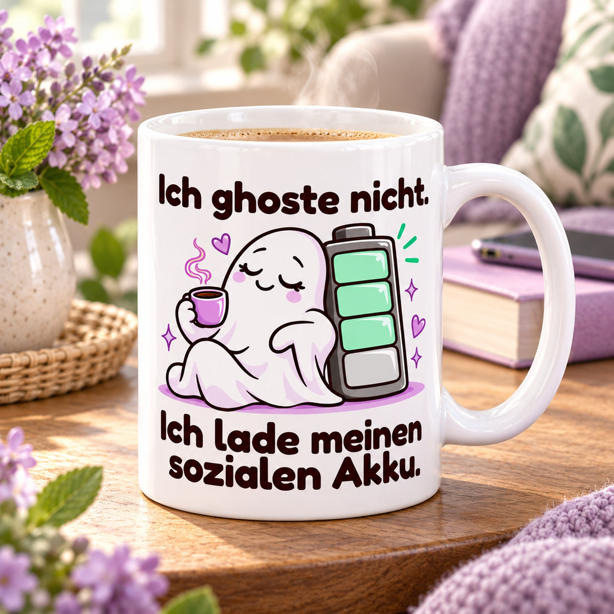 Tasse mit dem Spruch „Ich ghoste nicht. Ich lade meinen sozialen Akku.“ bei einer Kaffeepause in einer Leseecke mit Buch.