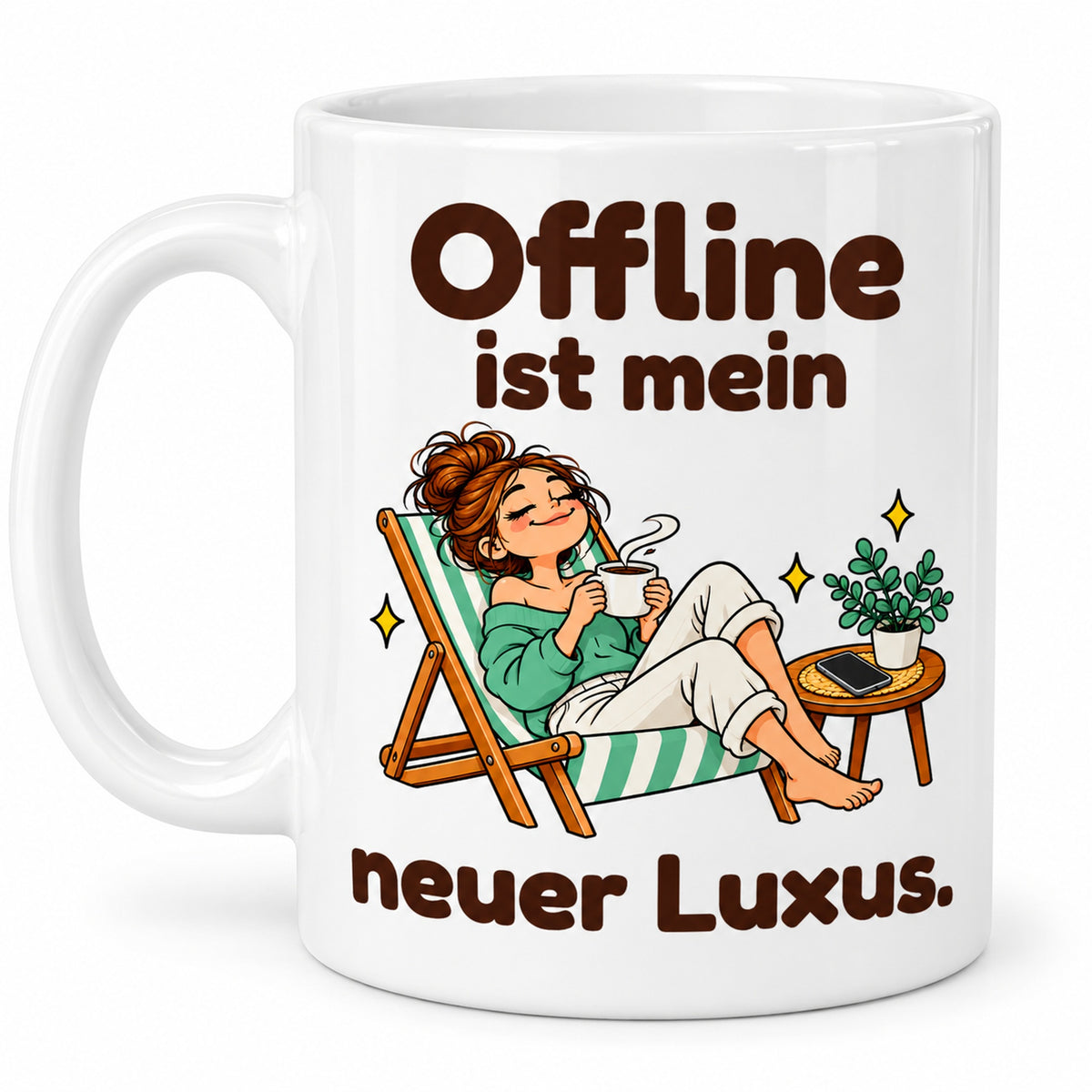 Freigestellte weiße Tasse „Offline-Luxus“ mit Henkel links und identischem Spruchdruck auf der Rückseite.