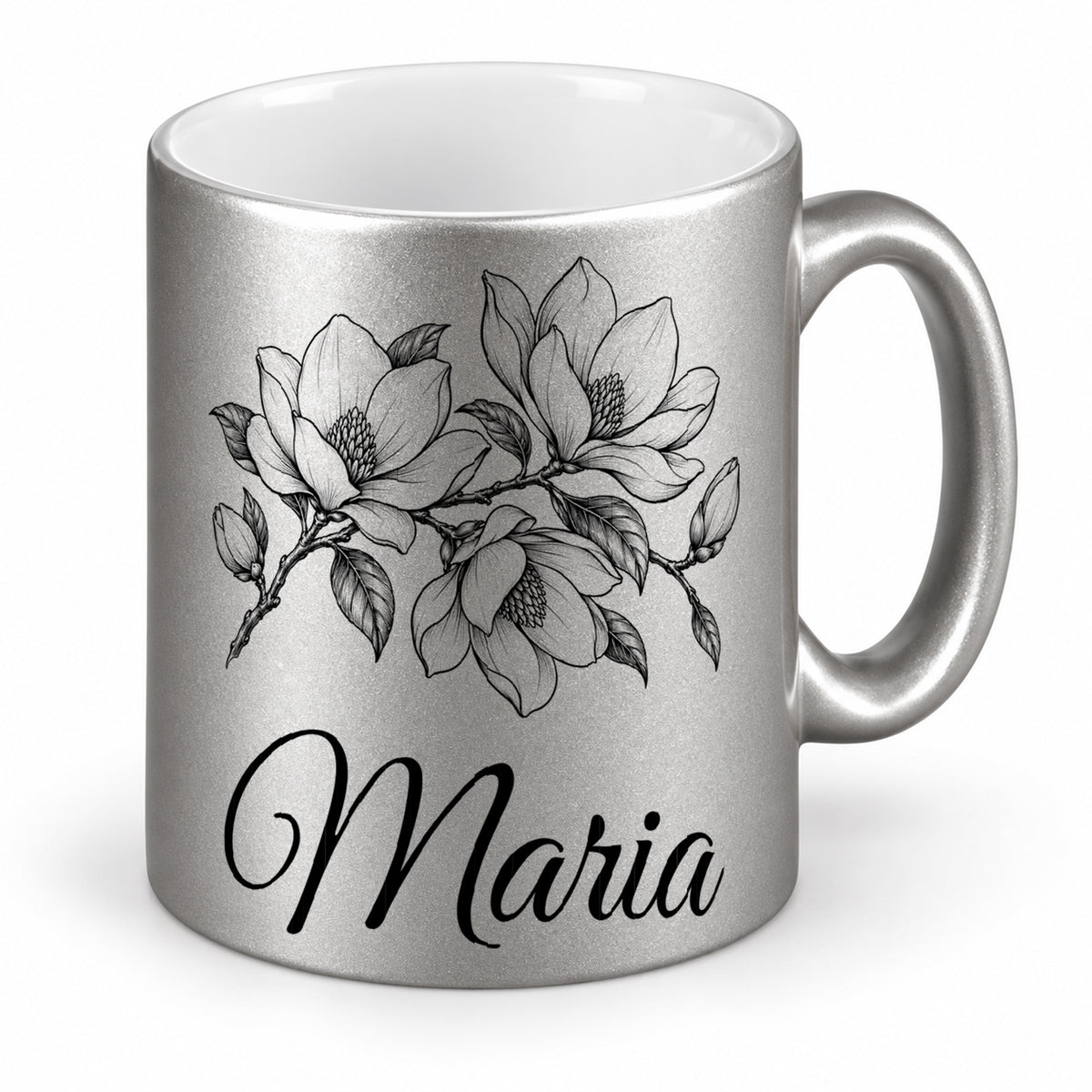 Silberne Tasse mit weißer Innenseite und schwarzem Magnolienmotiv in schräger Ansicht.