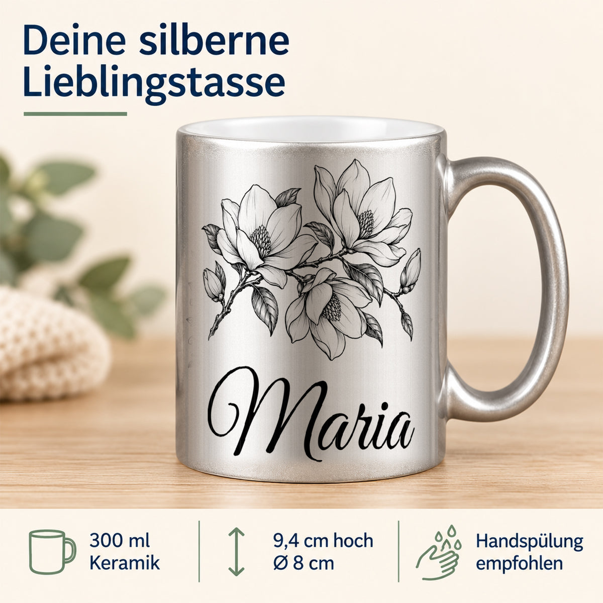 Silberne personalisierte Keramiktasse mit schwarzem Magnolienmotiv und Angaben zu 300 ml, 9,4 cm Höhe, 8 cm Körperdurchmesser und empfohlener Handspülung.