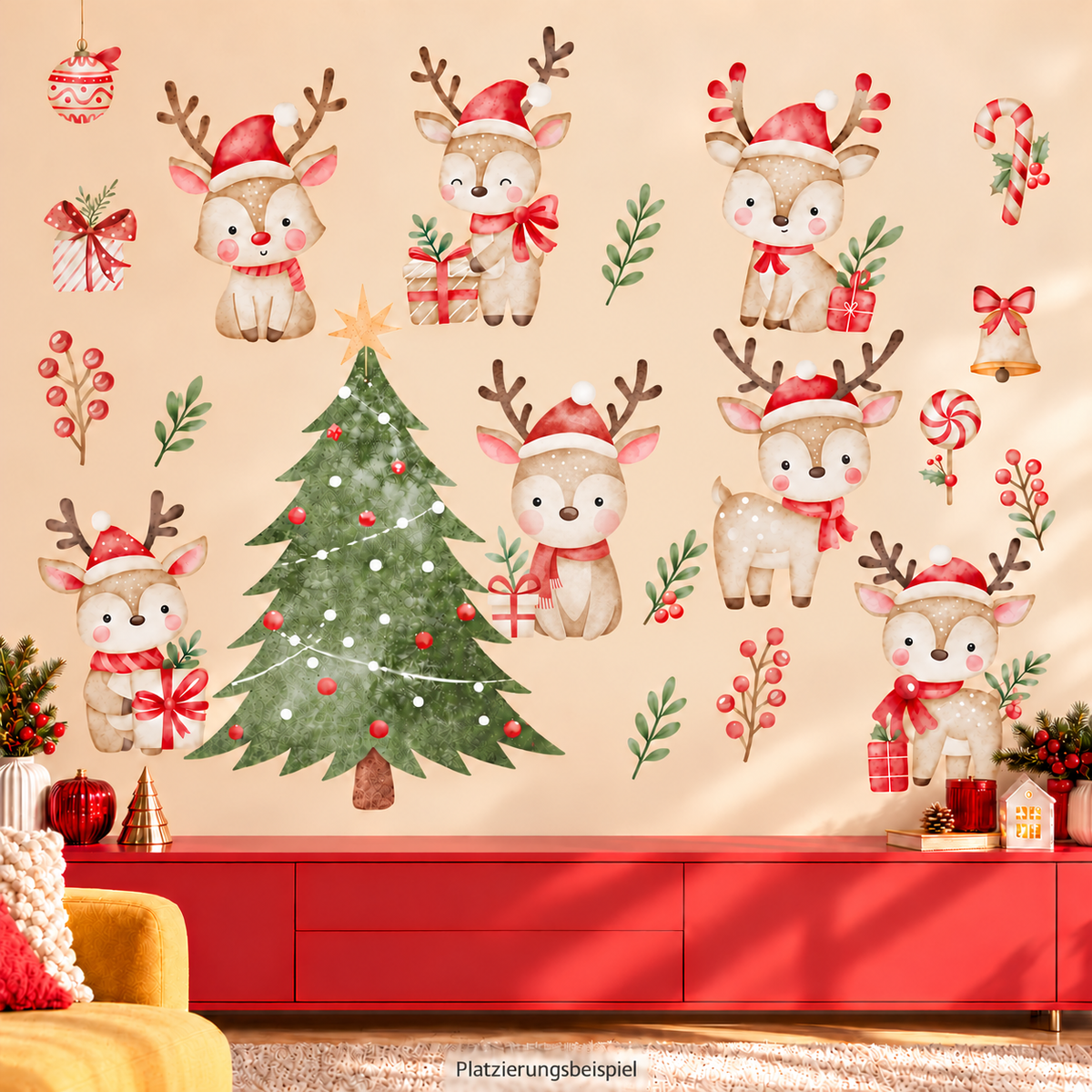 Weihnachts-Wandtattoo mit sieben einzeln verteilten Rentieren, Tannenbaum und kleinen Motiven auf apricotfarbener Wand über rotem Sideboard.