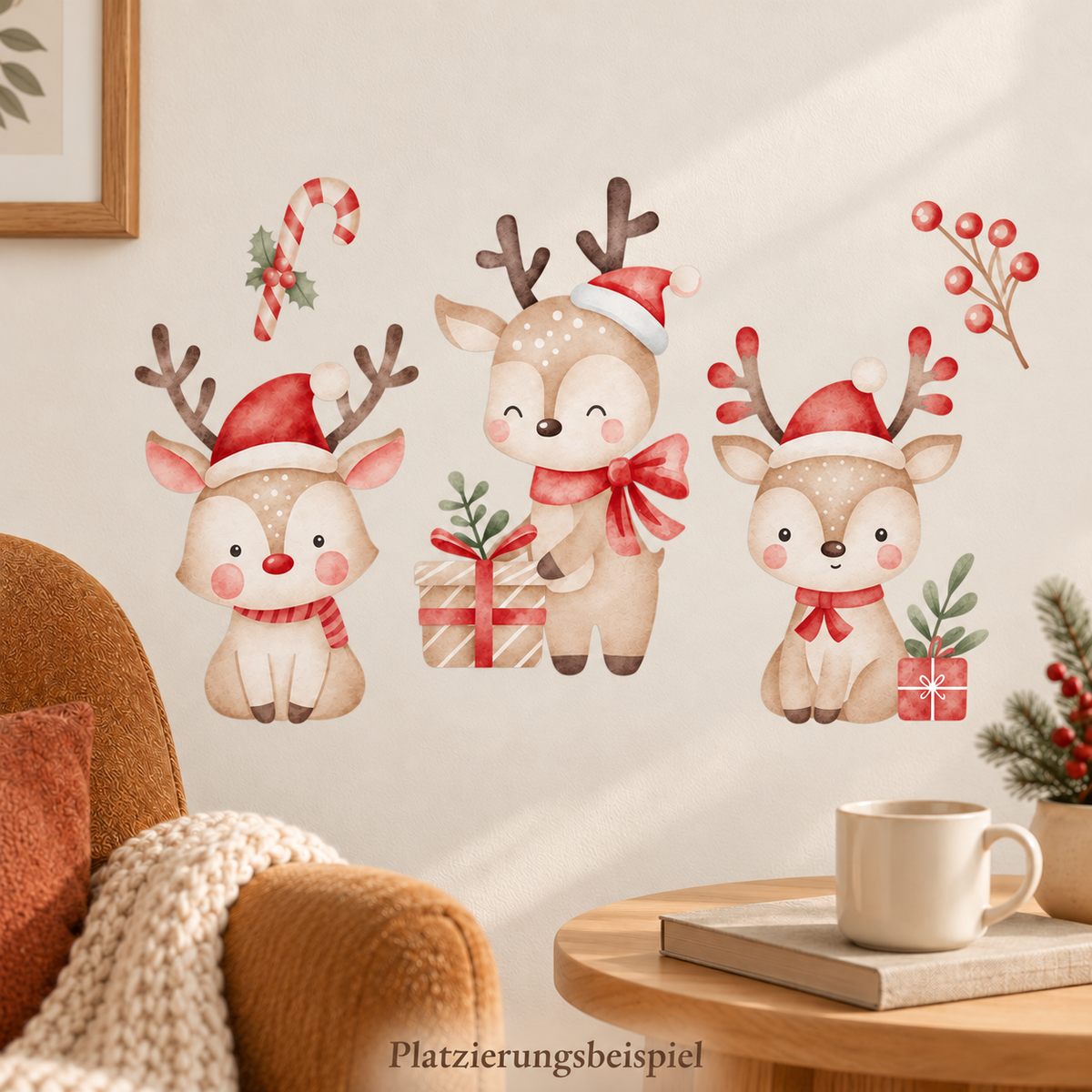Drei Rentiere als weihnachtliche Wandgestaltung mit Zuckerstange und Beerenzweig über Sessel und Beistelltisch.