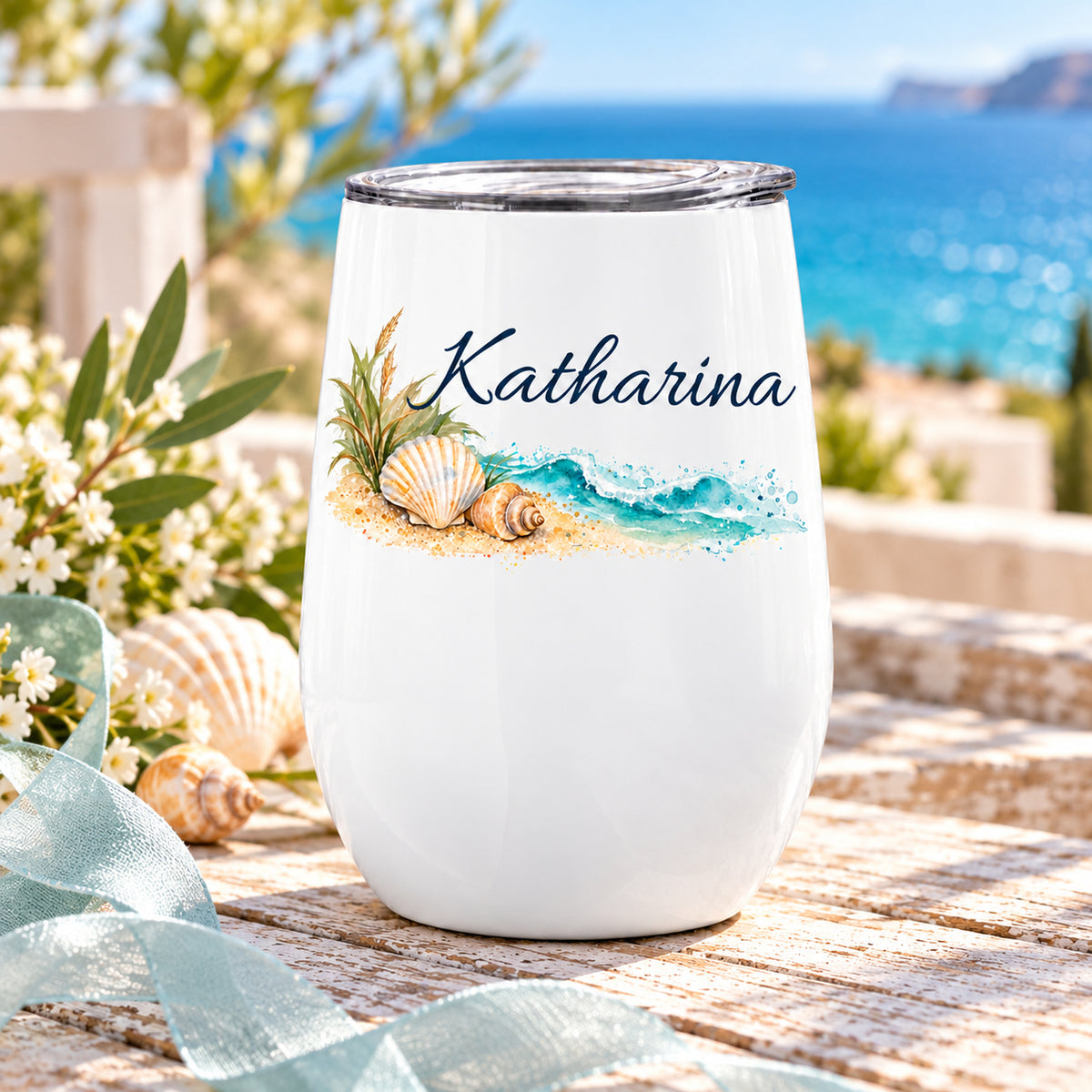 Weinbecher mit Muscheln und Wellen, loser Schleife und passender Dekoration als Geschenkidee ohne Geschenkbox