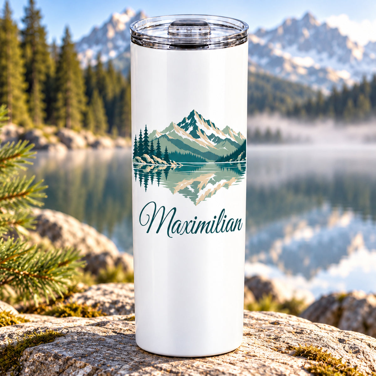 Weißer Thermobecher mit Bergsee und Tannen und großem Wunschnamen in Schreibschrift.