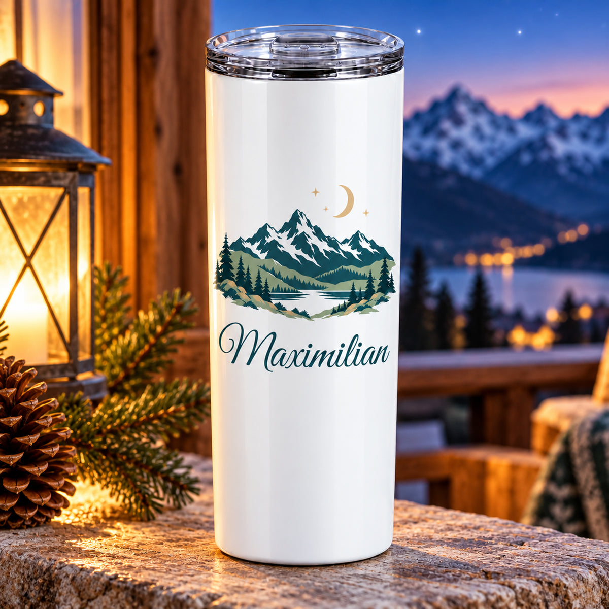 Weißer Thermobecher mit Bergen, Mond und Sternen und großem Wunschnamen in Schreibschrift.