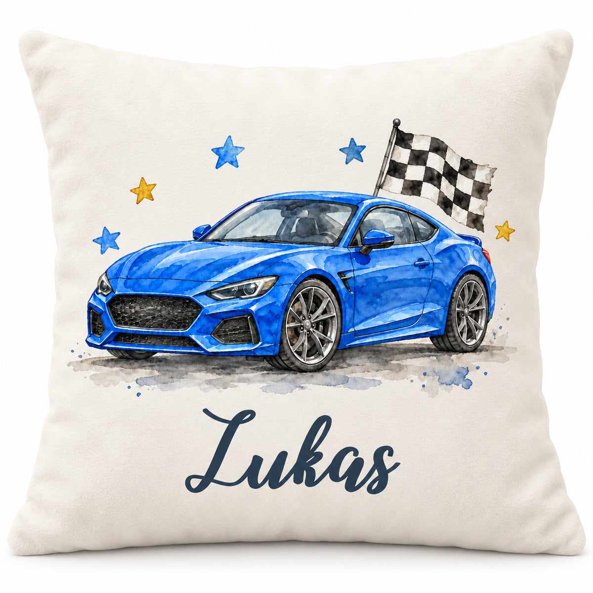 Cremeweißer Kissenbezug mit blauem Sportwagen, Zielflagge, Sternen und Beispielname Lukas vor weißem Hintergrund.