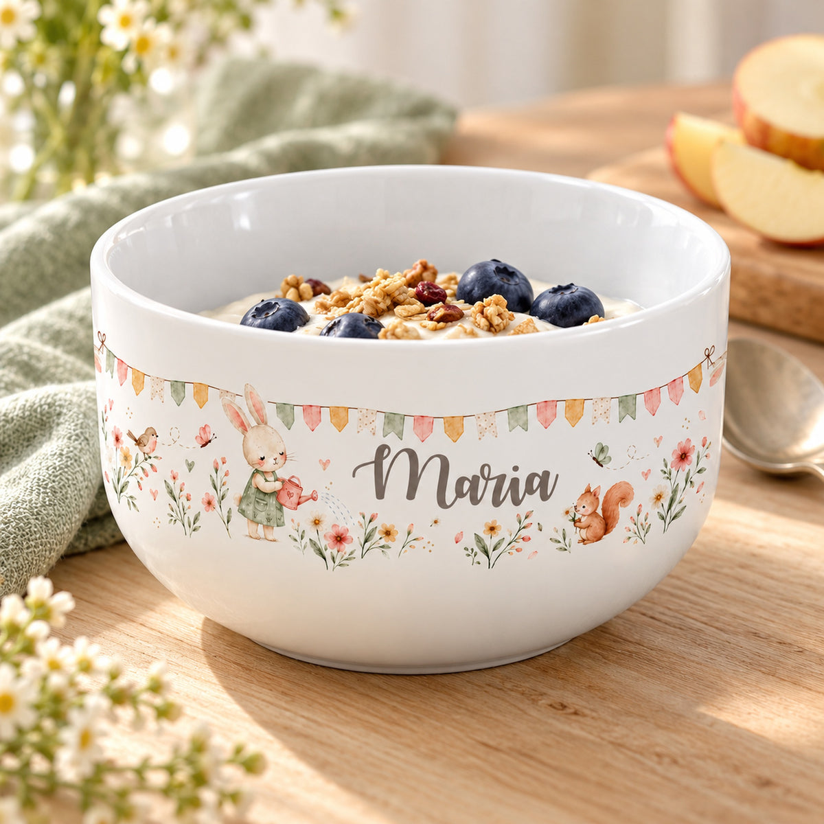 Häschen-Müslischale mit Joghurt und Beeren auf einem hellen Frühstückstisch.