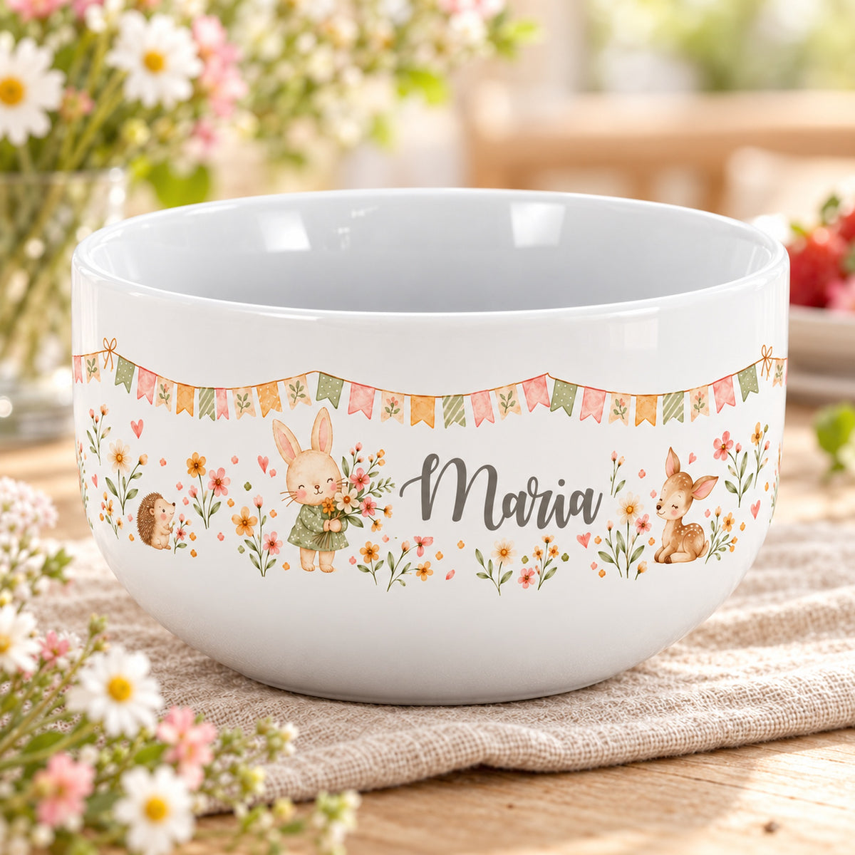 Weiße Müslischale mit Häschen mit Blumenstrauß, Igel und Rehkitz, langer Wimpelkette und Namensaufdruck.