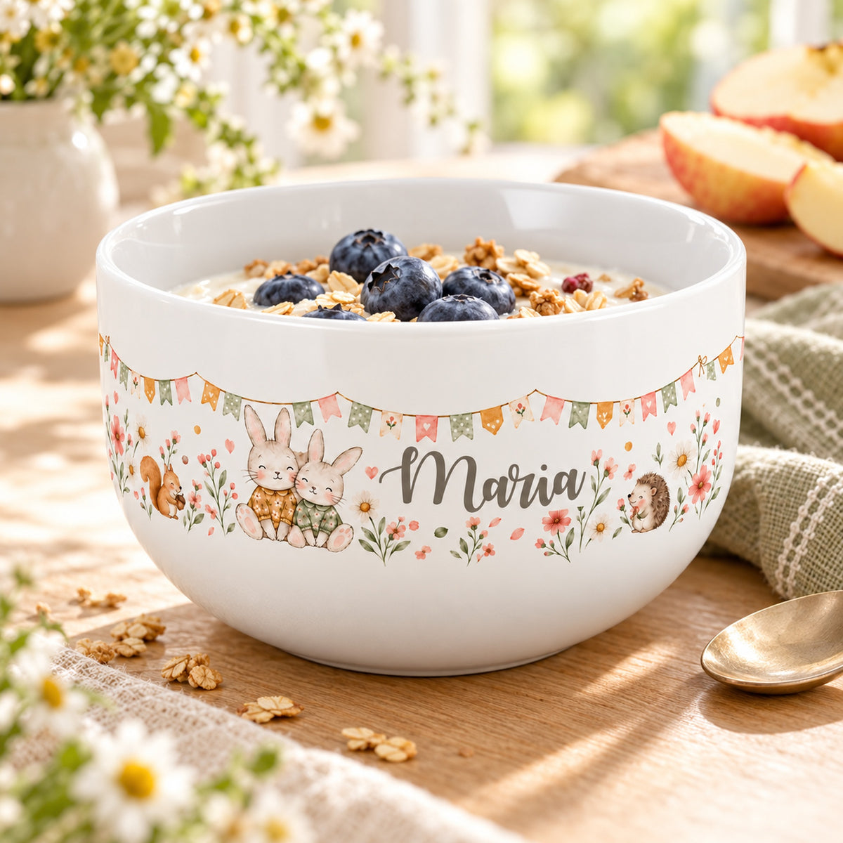 Häschen-Müslischale mit Joghurt und Beeren auf einem hellen Frühstückstisch.