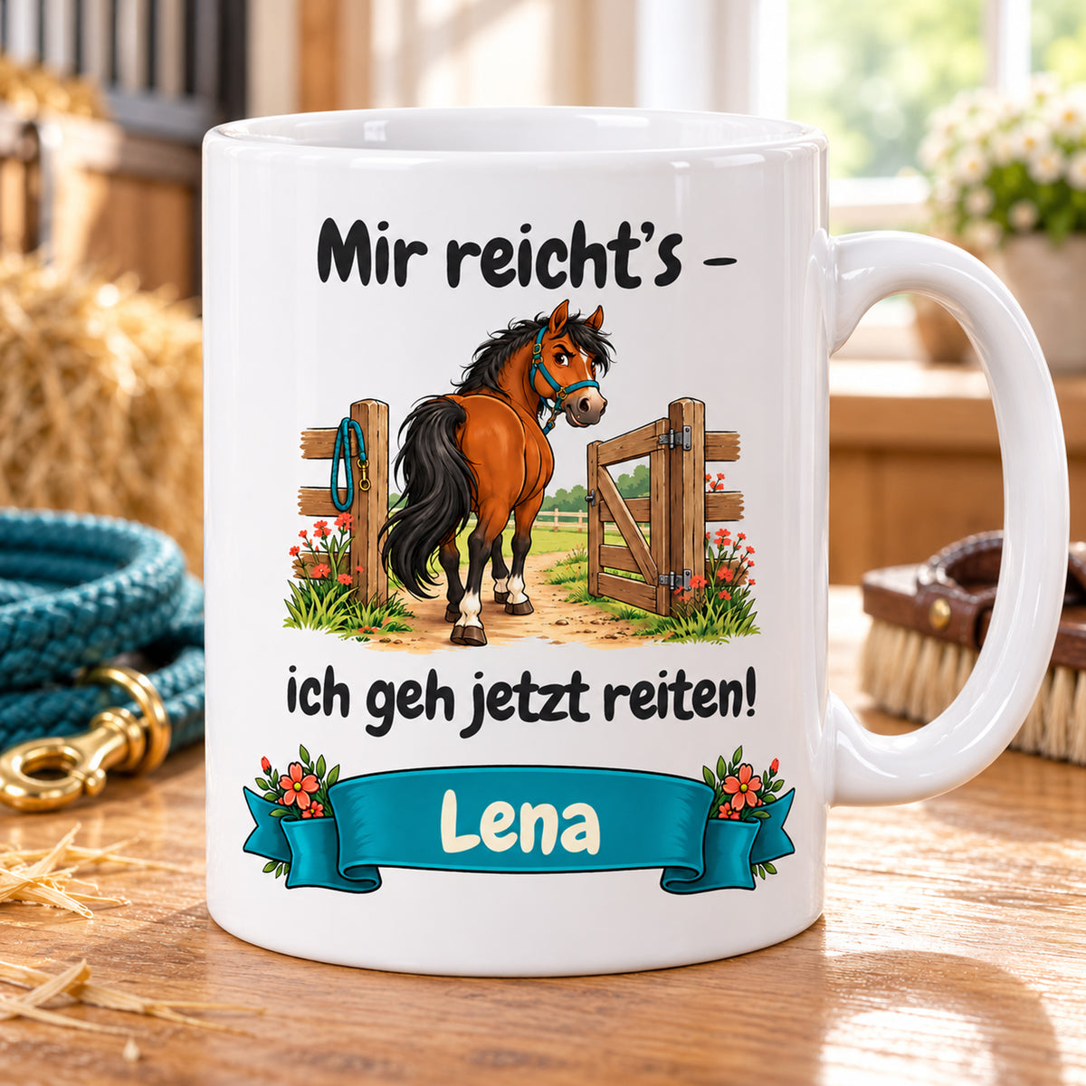 Weiße Pferdetasse mit Namen, braunem Pferd am Koppeltor und Spruch „Mir reicht’s – ich geh jetzt reiten!“, auf heller Ablage.