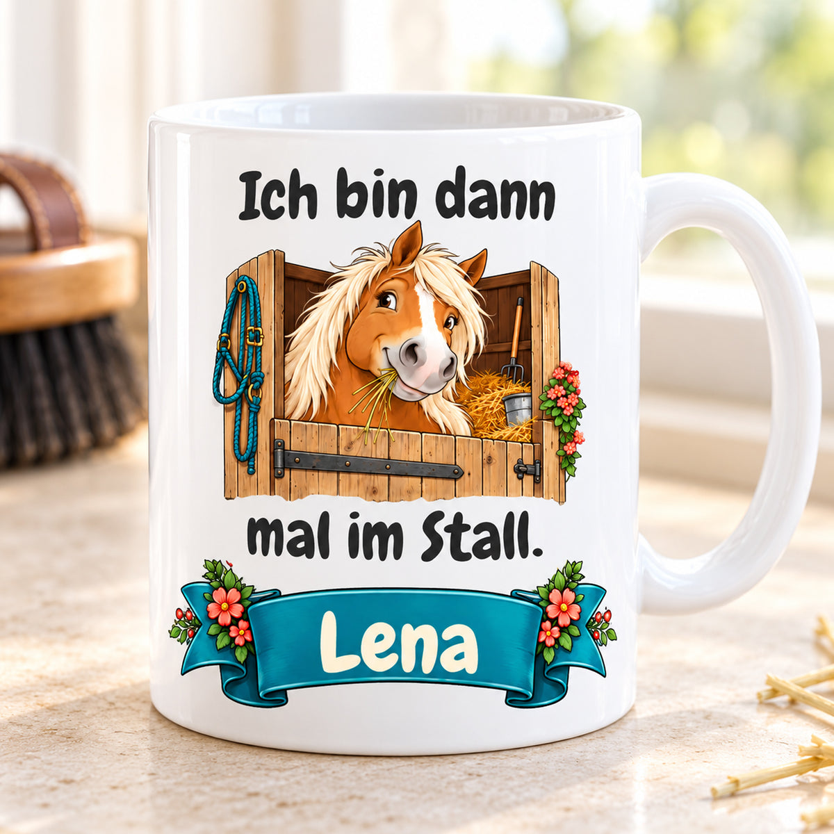 Weiße Pferdetasse mit Namen, Haflinger an der Stalltür und Spruch „Ich bin dann mal im Stall.“, auf heller Ablage.