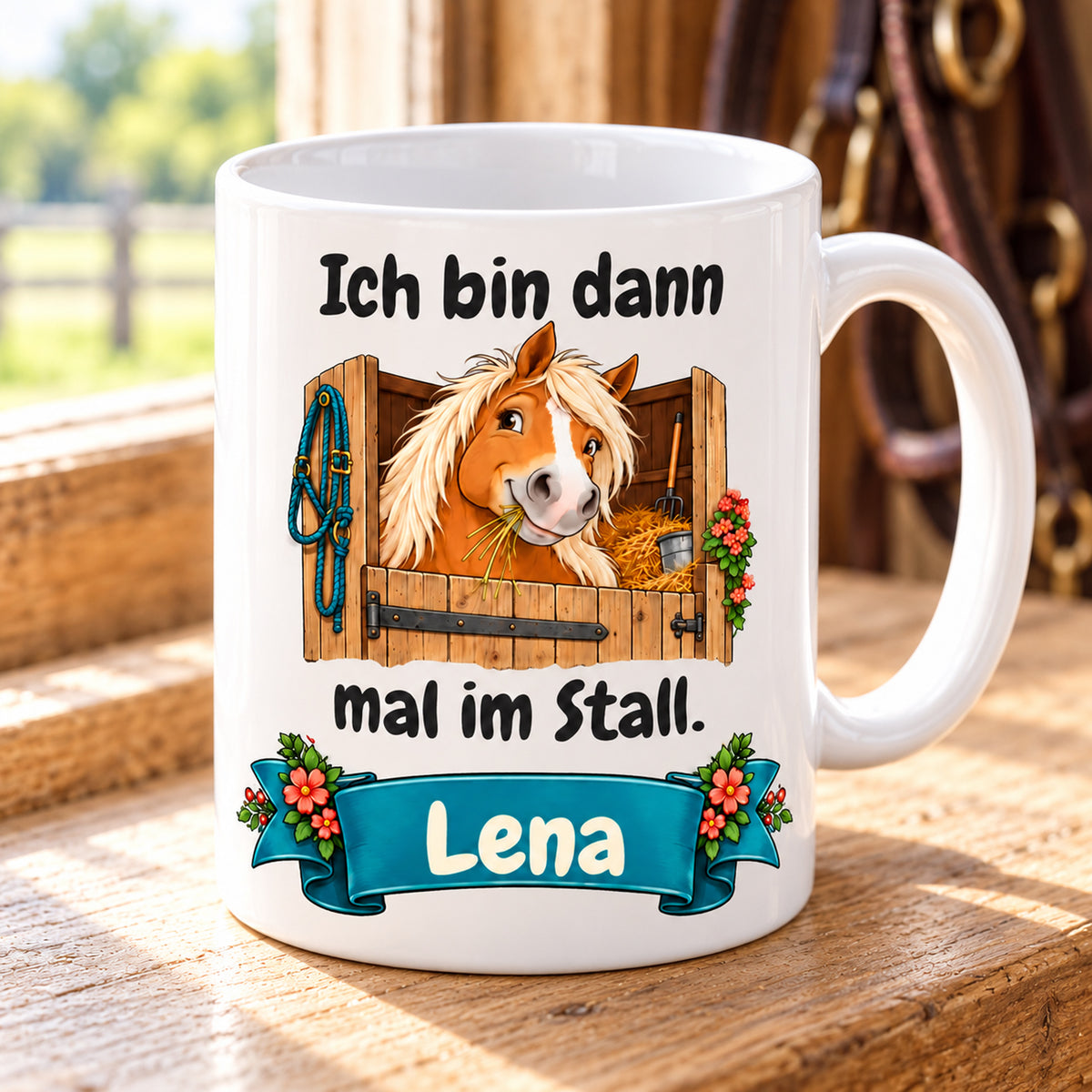 Weiße Pferdetasse mit Namen, Haflinger an der Stalltür und Spruch „Ich bin dann mal im Stall.“, schräg von vorn.