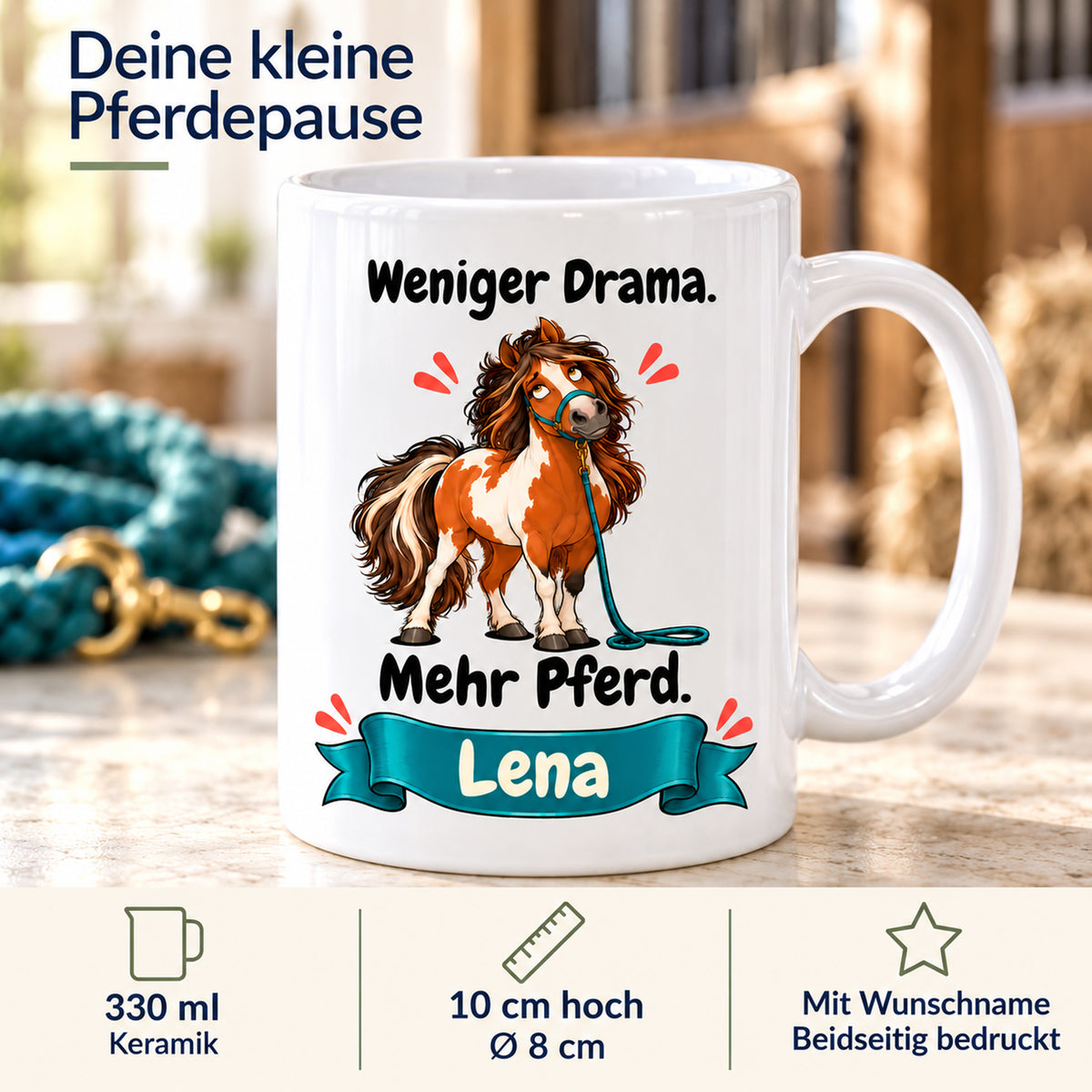 Weiße Pferdetasse mit Namen, Schecken mit petrolfarbenem Strick und Spruch „Weniger Drama. Mehr Pferd.“, mit Angaben zu 330 ml, Keramik und Maßen.