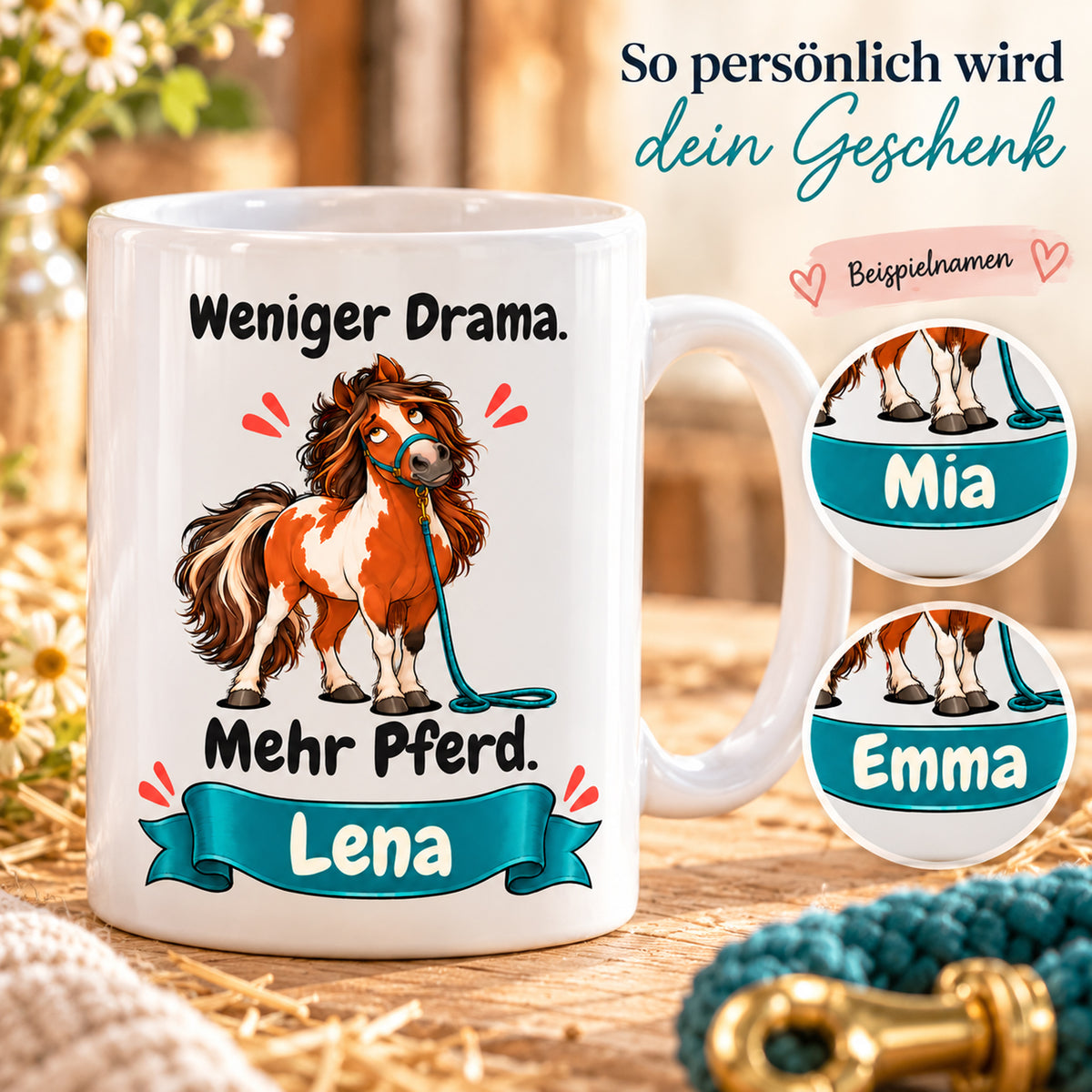 Weiße Pferdetasse mit Namen, Schecken mit petrolfarbenem Strick und Spruch „Weniger Drama. Mehr Pferd.“, mit vergrößerten Namensbeispielen.