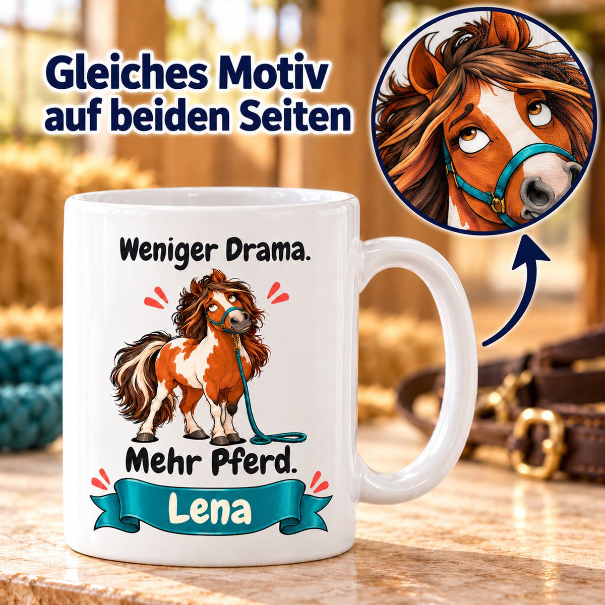 Weiße Pferdetasse mit Namen, Schecken mit petrolfarbenem Strick und Spruch „Weniger Drama. Mehr Pferd.“, mit vergrößertem Pferdekopf und Hinweis auf identischen Druck.