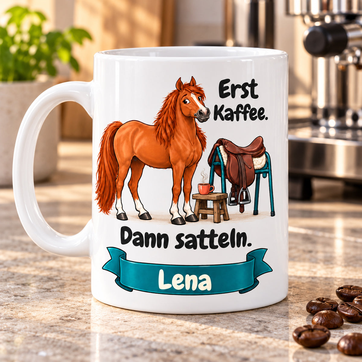 Weiße Pferdetasse mit Namen, Fuchs neben Sattel und Kaffeetasse und Spruch „Erst Kaffee. Dann satteln.“, mit Henkel links und identischem Motiv.