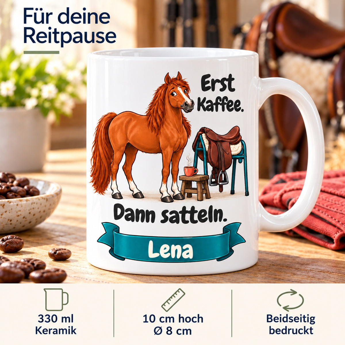 Weiße Pferdetasse mit Namen, Fuchs neben Sattel und Kaffeetasse und Spruch „Erst Kaffee. Dann satteln.“, mit Angaben zu 330 ml, Keramik und Maßen.