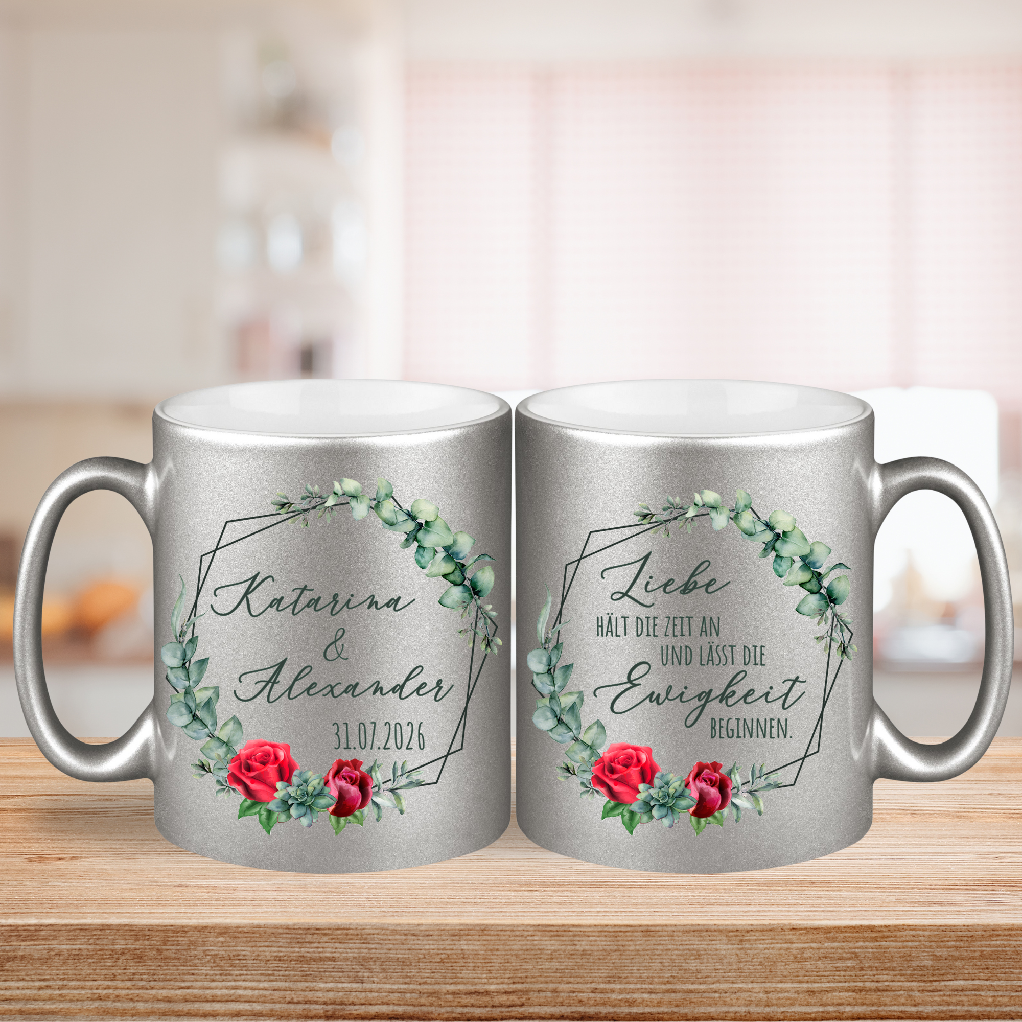 Silberne Tassen mit personalisierten Namen und Rosenmotiven.