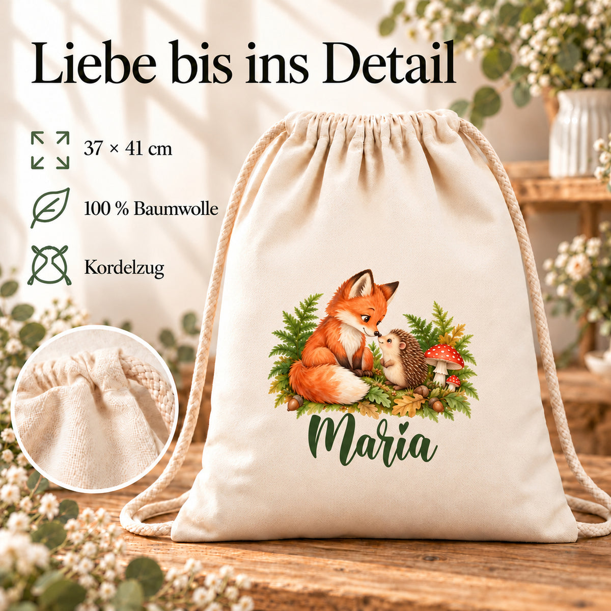 Turnbeutel mit Fuchs und Igel, vergrößertem Stoffdetail und Angaben zu Baumwolle, Kordelzug und Größe