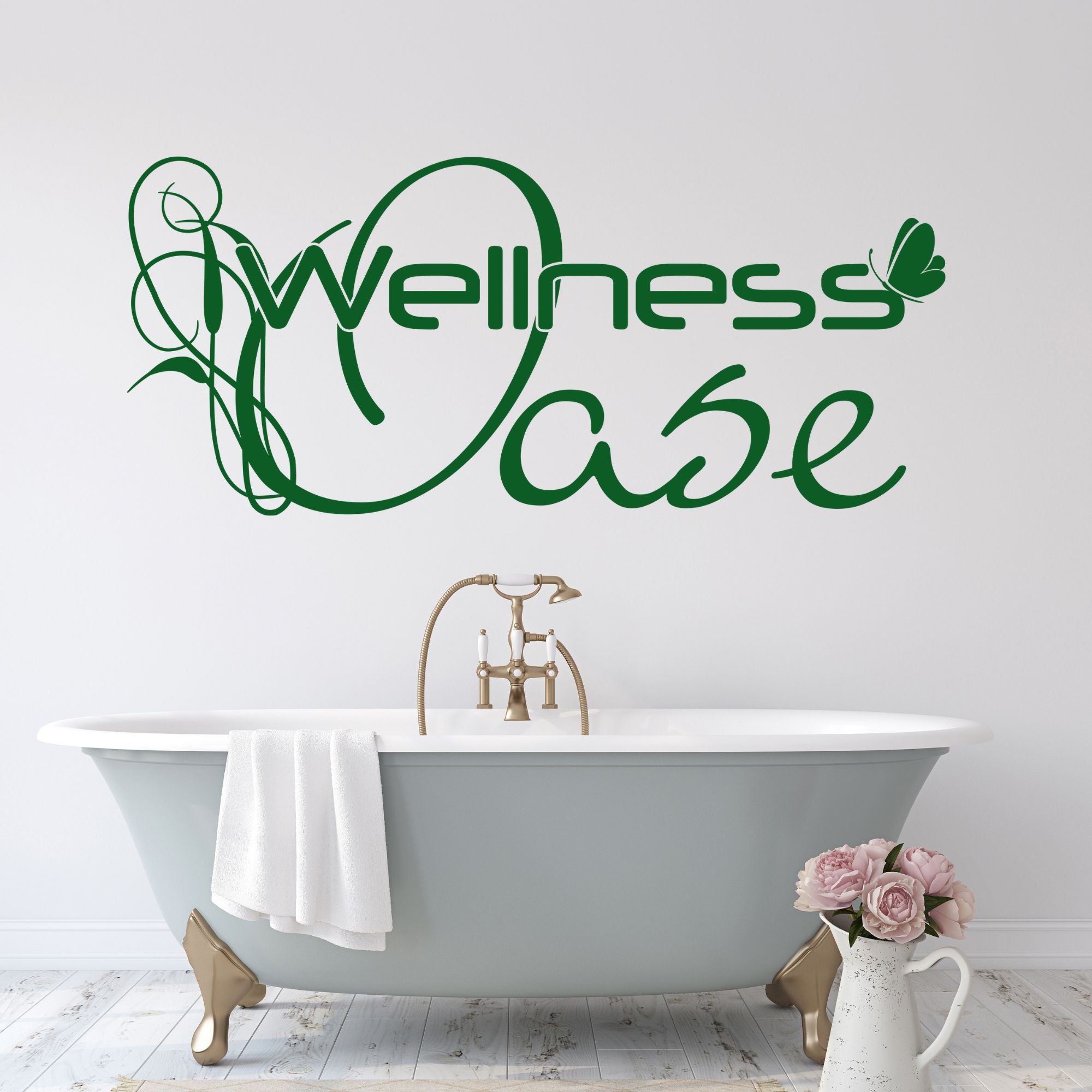 Grüner Wandaufkleber "Wellness Oase" über einer Badewanne.