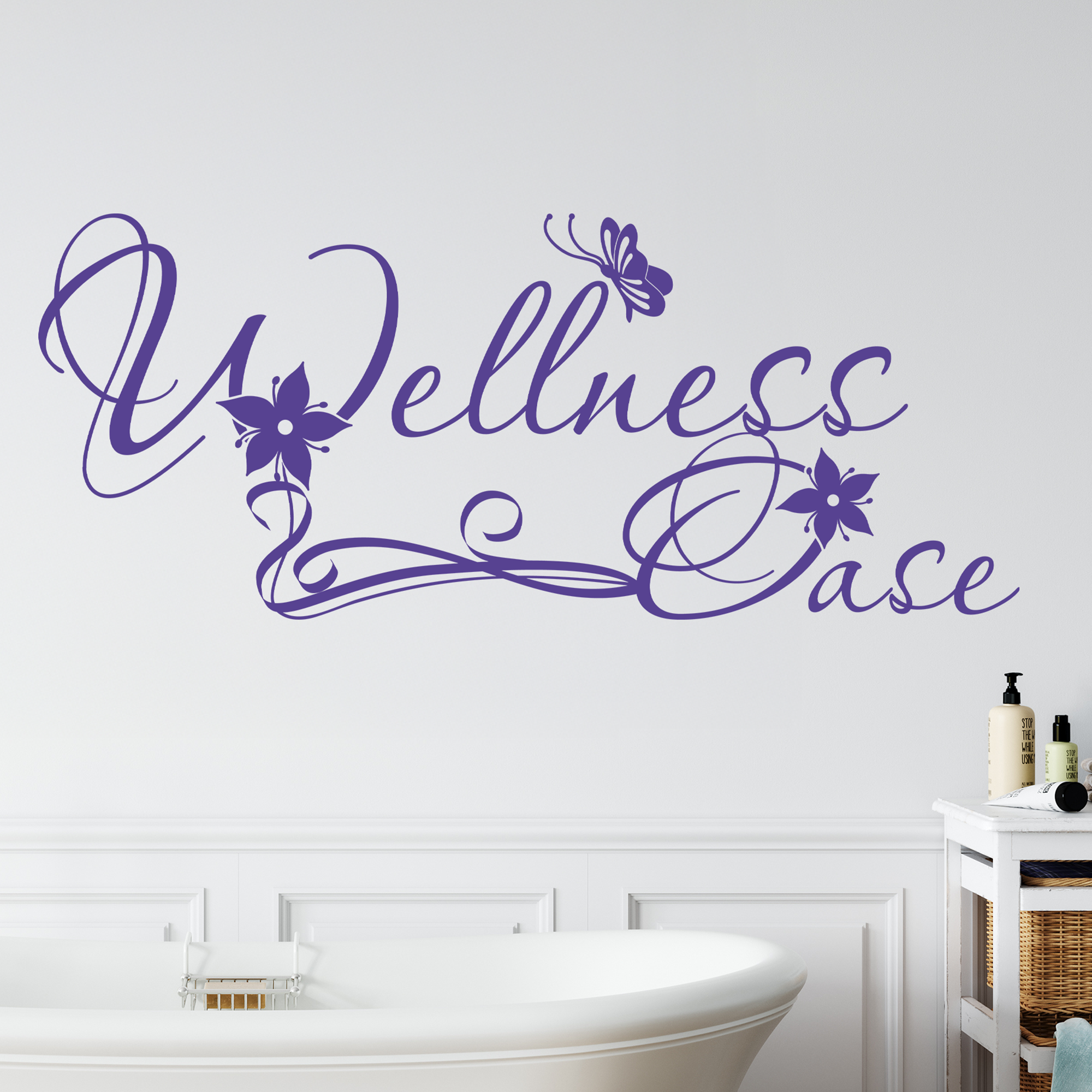 Lila Wandtattoo "Wellness Case" mit Blumen und Schmetterling.