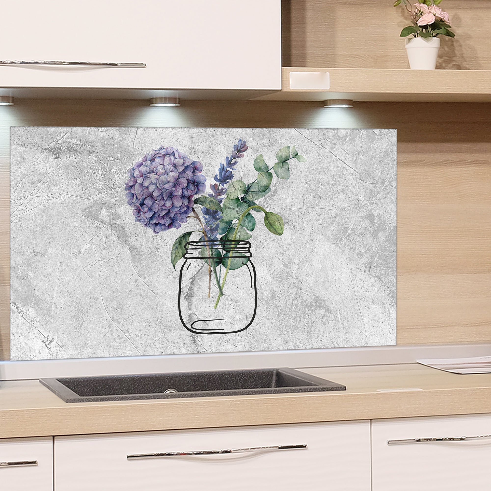 Vase mit lila Hortensie und grünen Zweigen auf grauem Hintergrund.