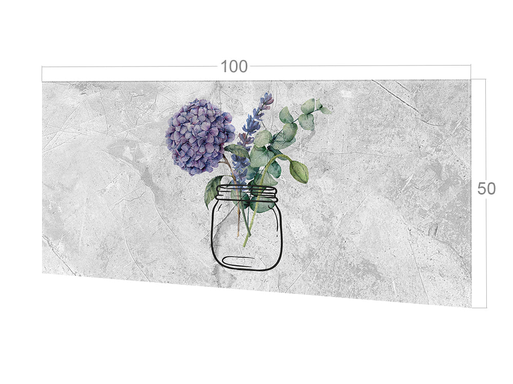 Vase mit lila Blumen auf grauem Hintergrund.