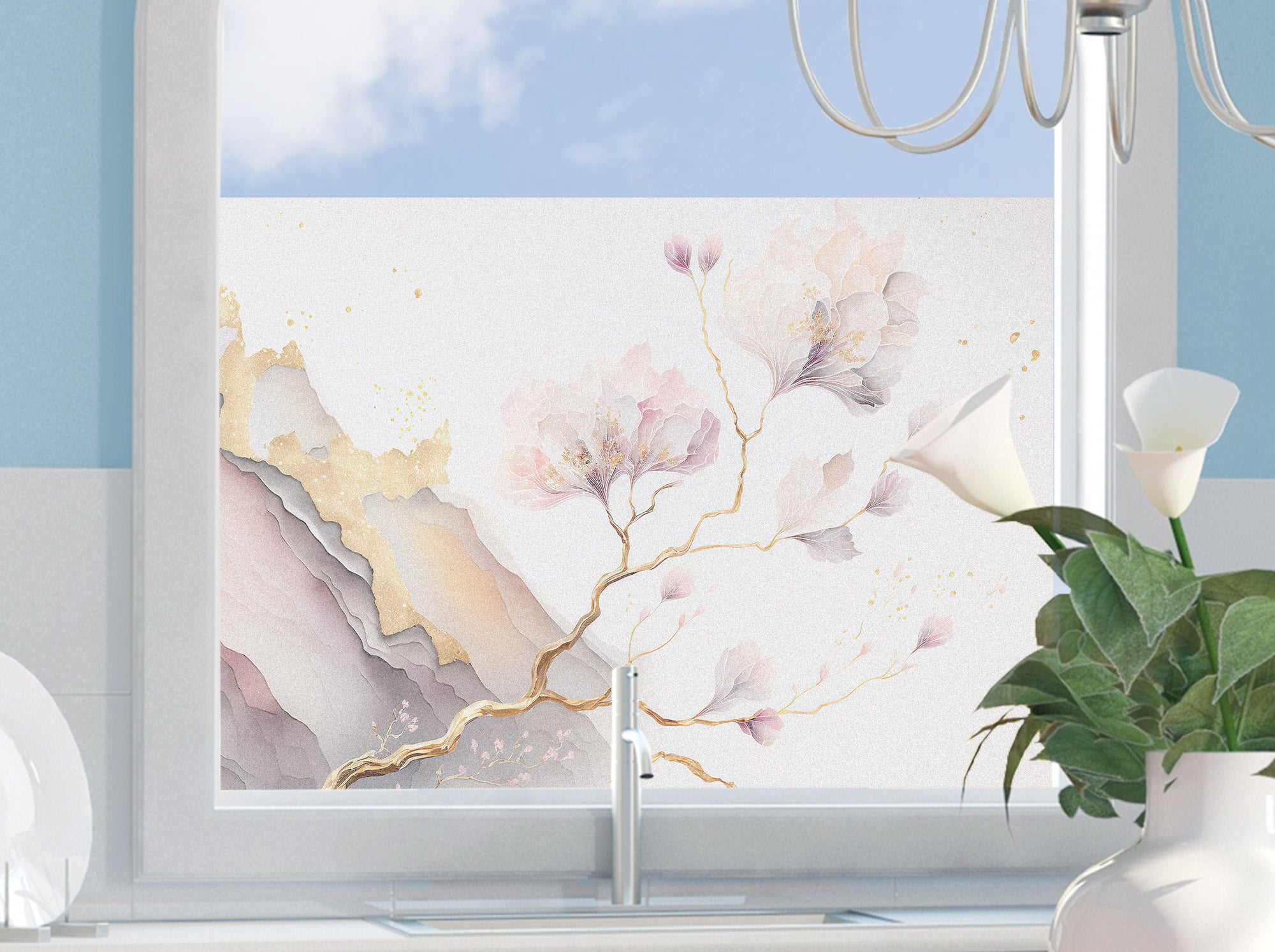 Blumenmuster in Pastellfarben mit goldenen Akzenten.