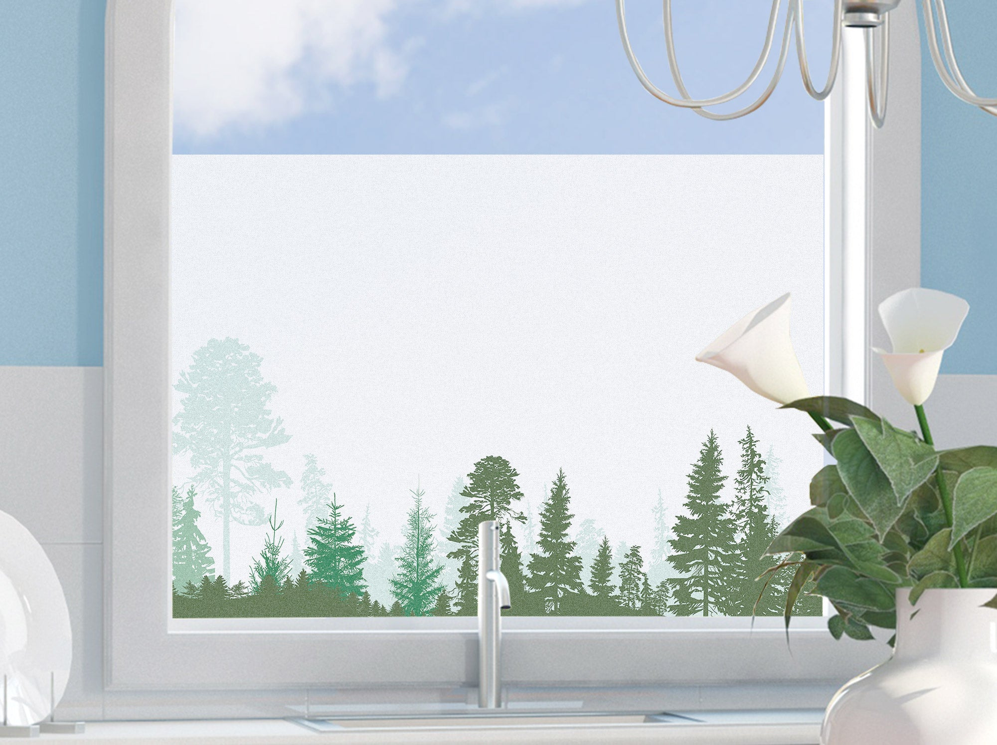 Fensterfolie mit grünen Baum-Silhouetten und blauen Himmel.