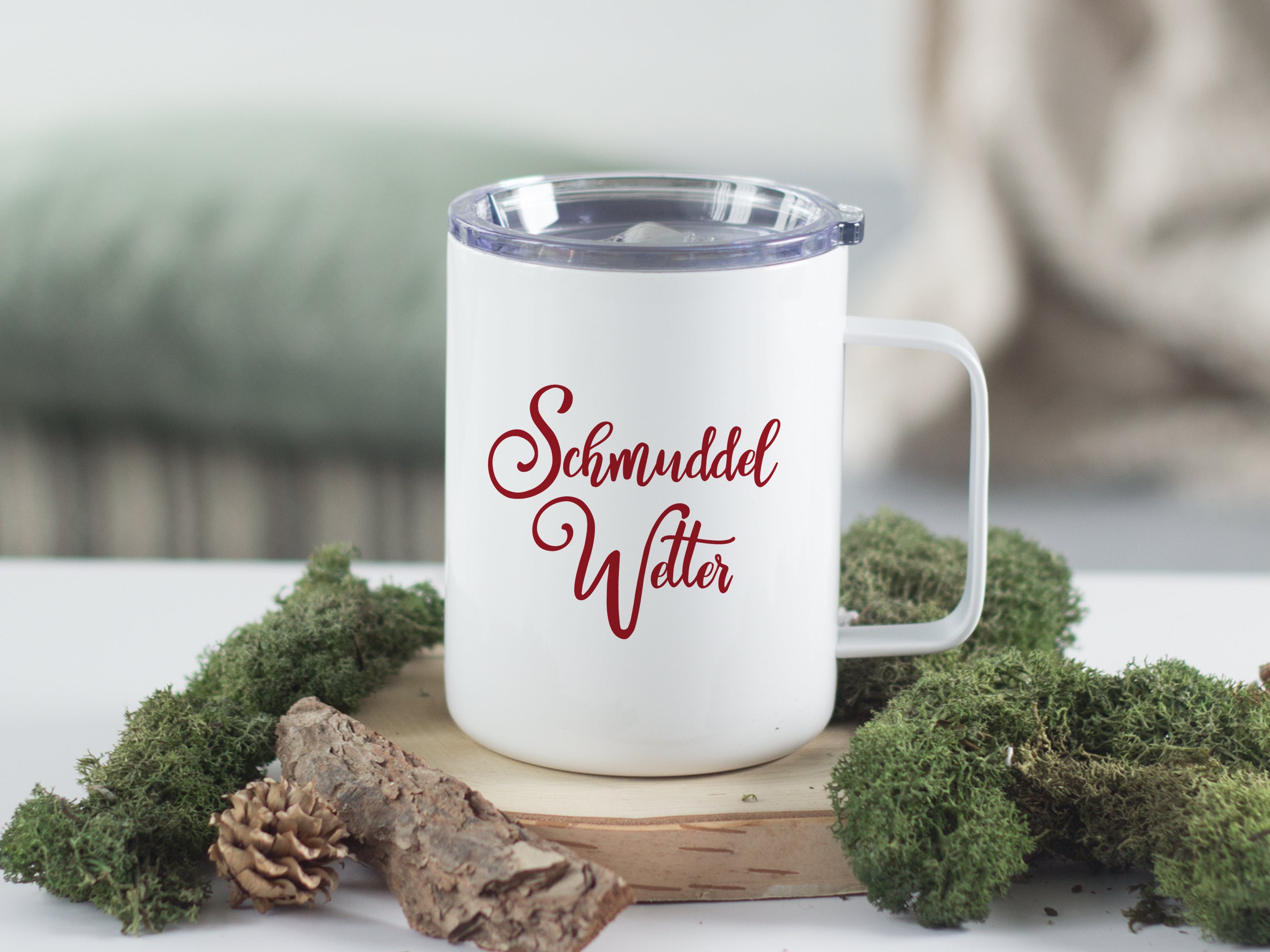 Weißer Becher mit rotem Schriftzug "Schmuddel Wetter"