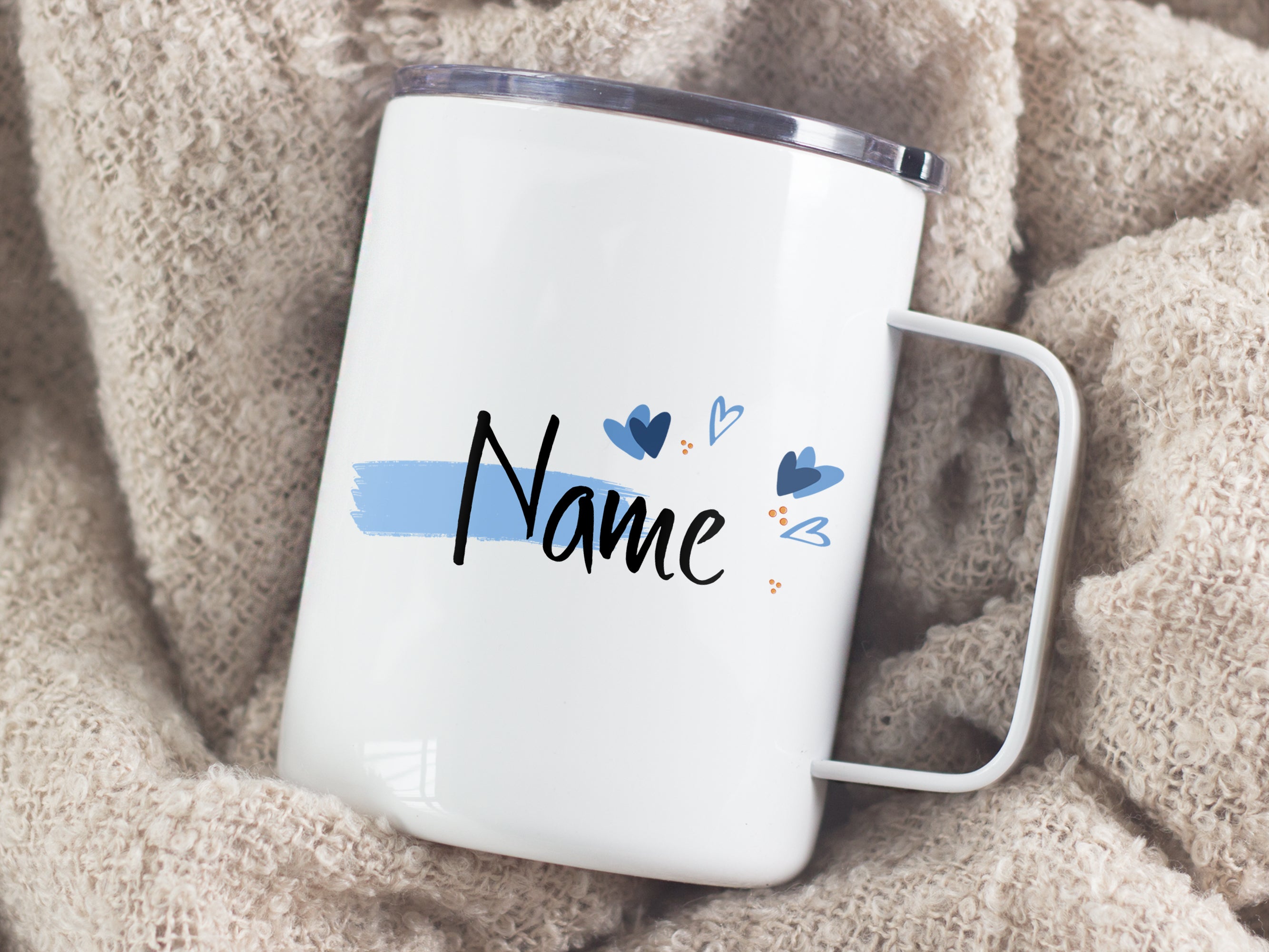 Weißer Becher mit personalisiertem Namen und Herzmotiven.