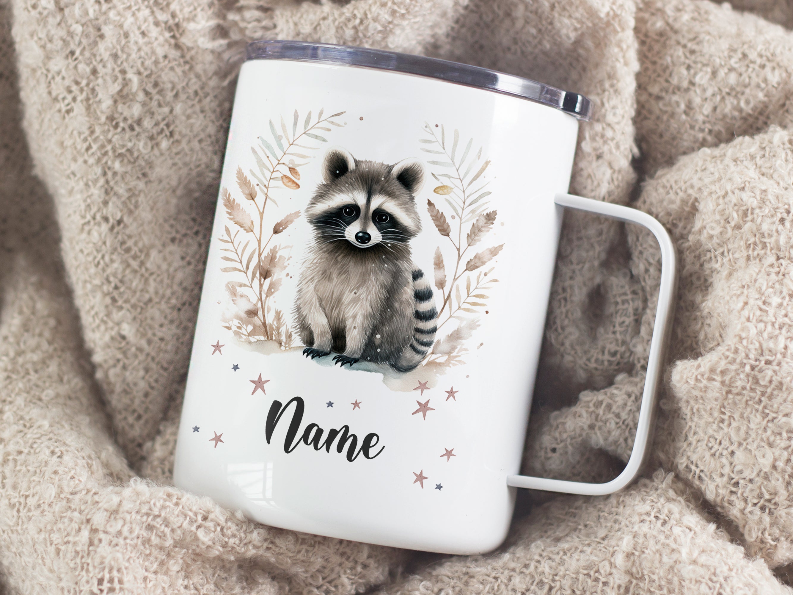 Weißer Becher mit Waschbär-Motiv und personalisierbarem Namen.