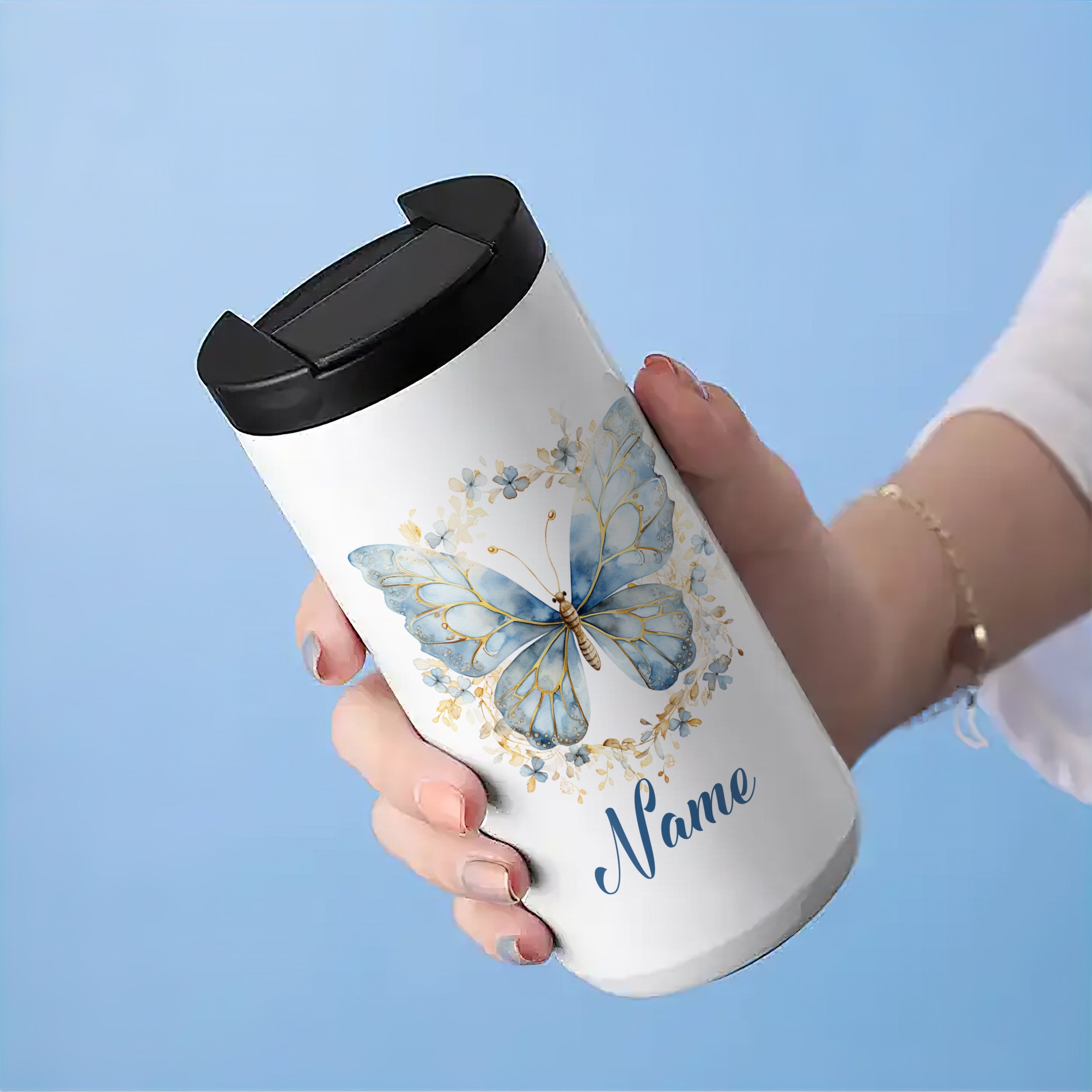 Weißer Thermobecher mit blauer Schmetterlingsgrafik und Name.