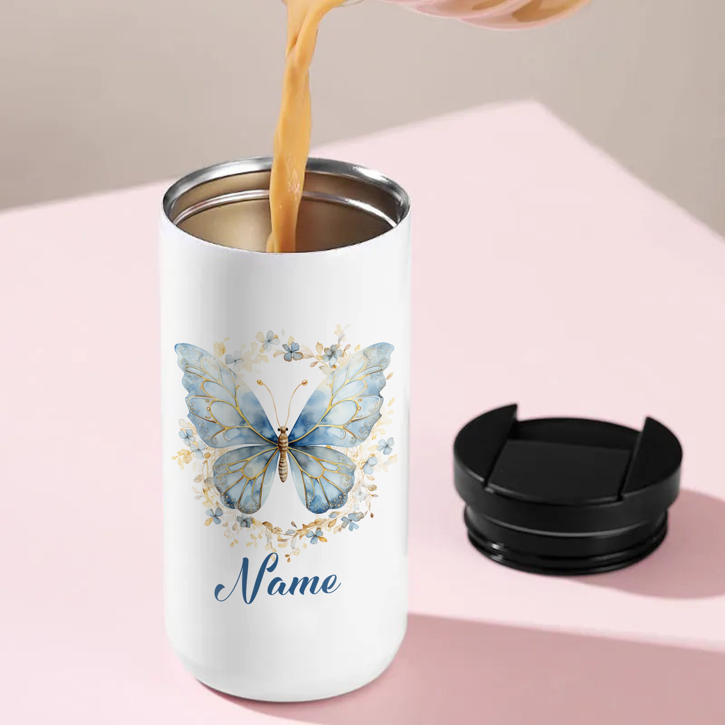 Weißer Becher mit blauer Schmetterlingsillustration und personalisiertem Namen.