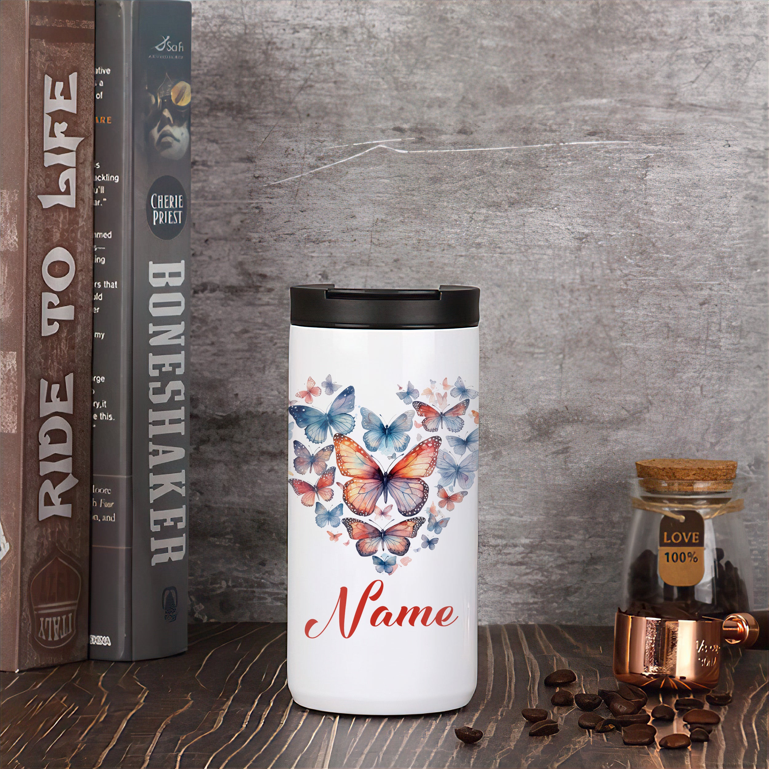 Isolierter weißer Becher mit bunten Schmetterlingen und personalisiertem Namen.