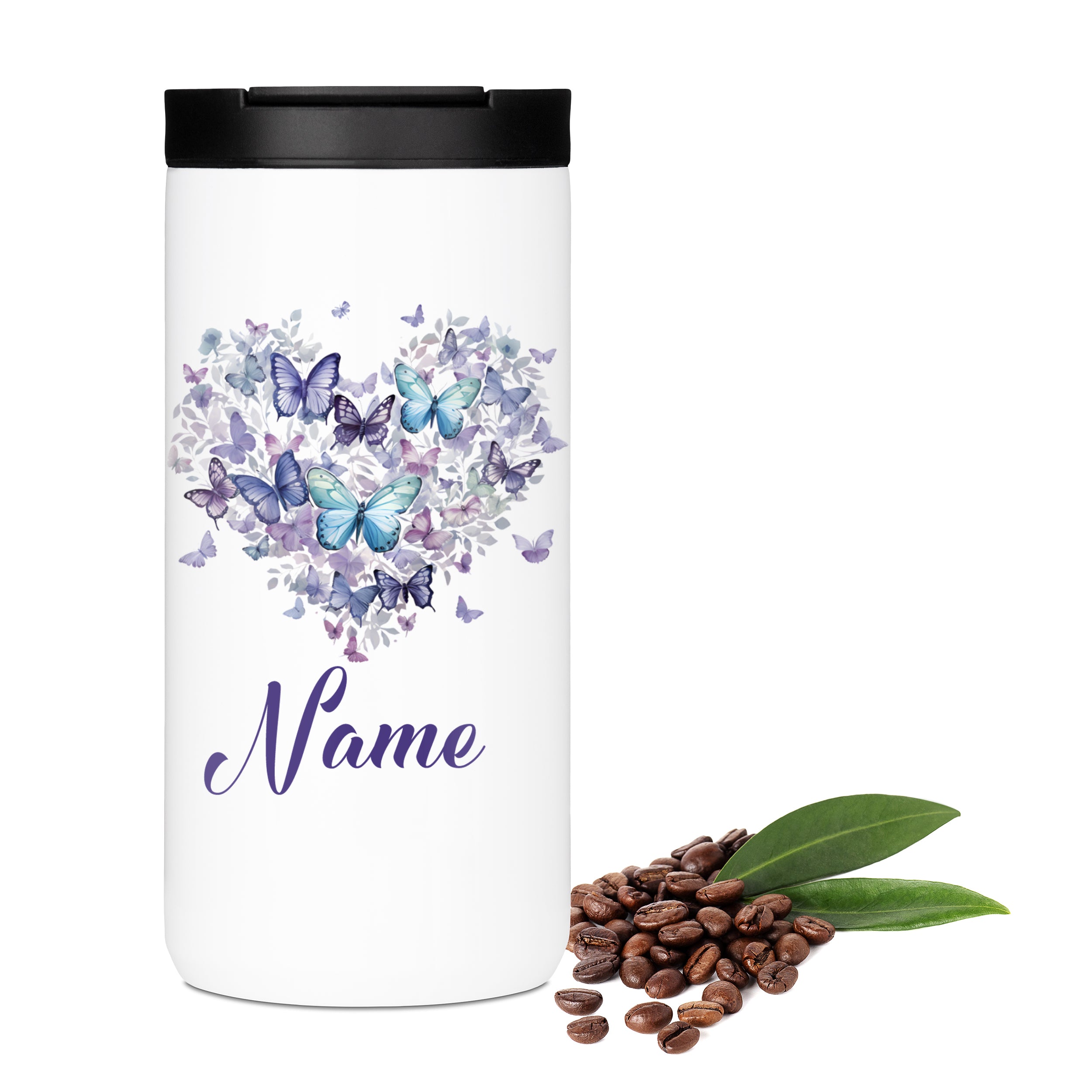 Weißer Kaffeebecher mit lila Schmetterlingen und personalisiertem Namen.