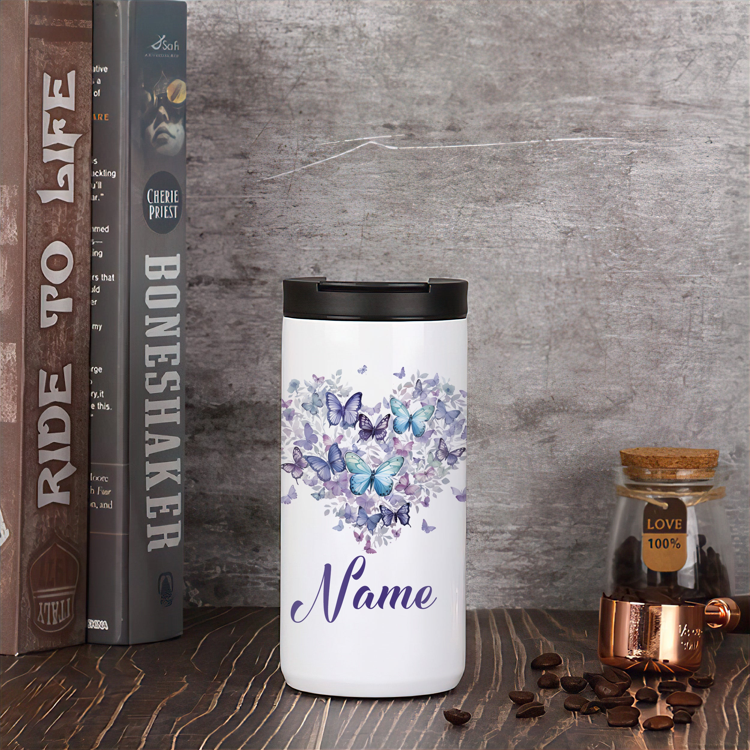 Weißer Kaffeebecher mit lila Schmetterlingen und personalisiertem Namen.