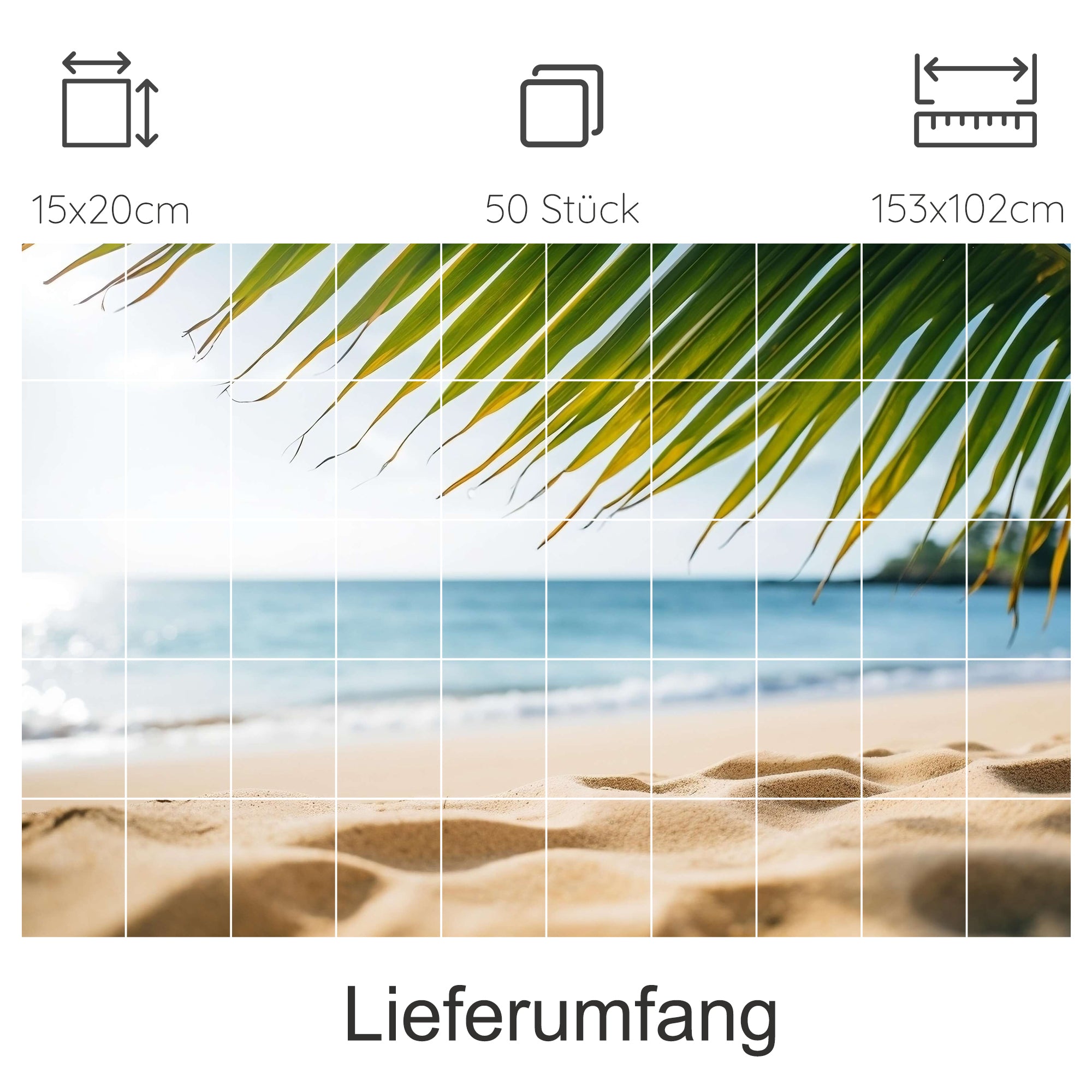 Strand mit Palmenblättern, hellblauer Himmel, Sand.