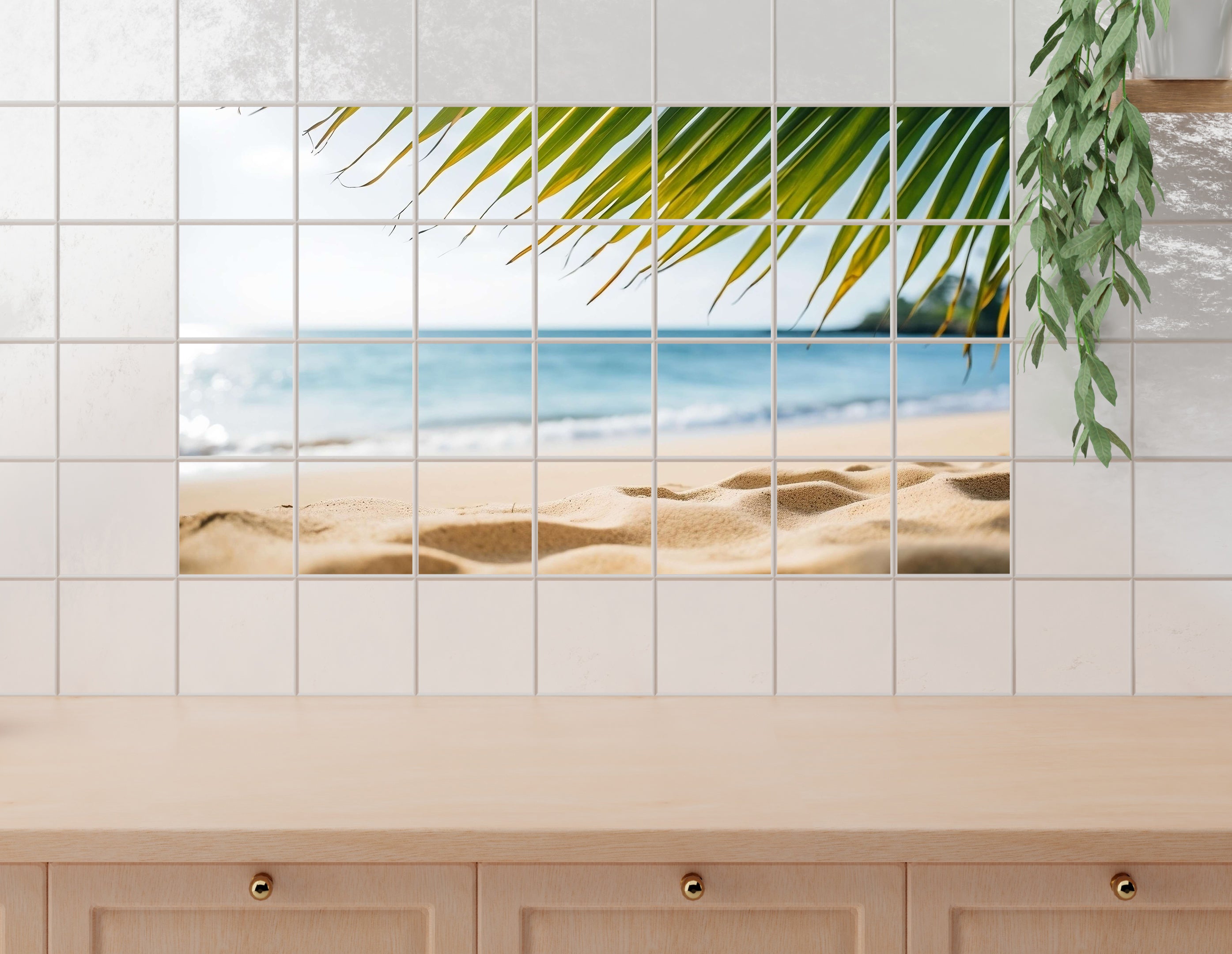 Strandmotiv mit Palmenblättern und Sand in hellen Farben.