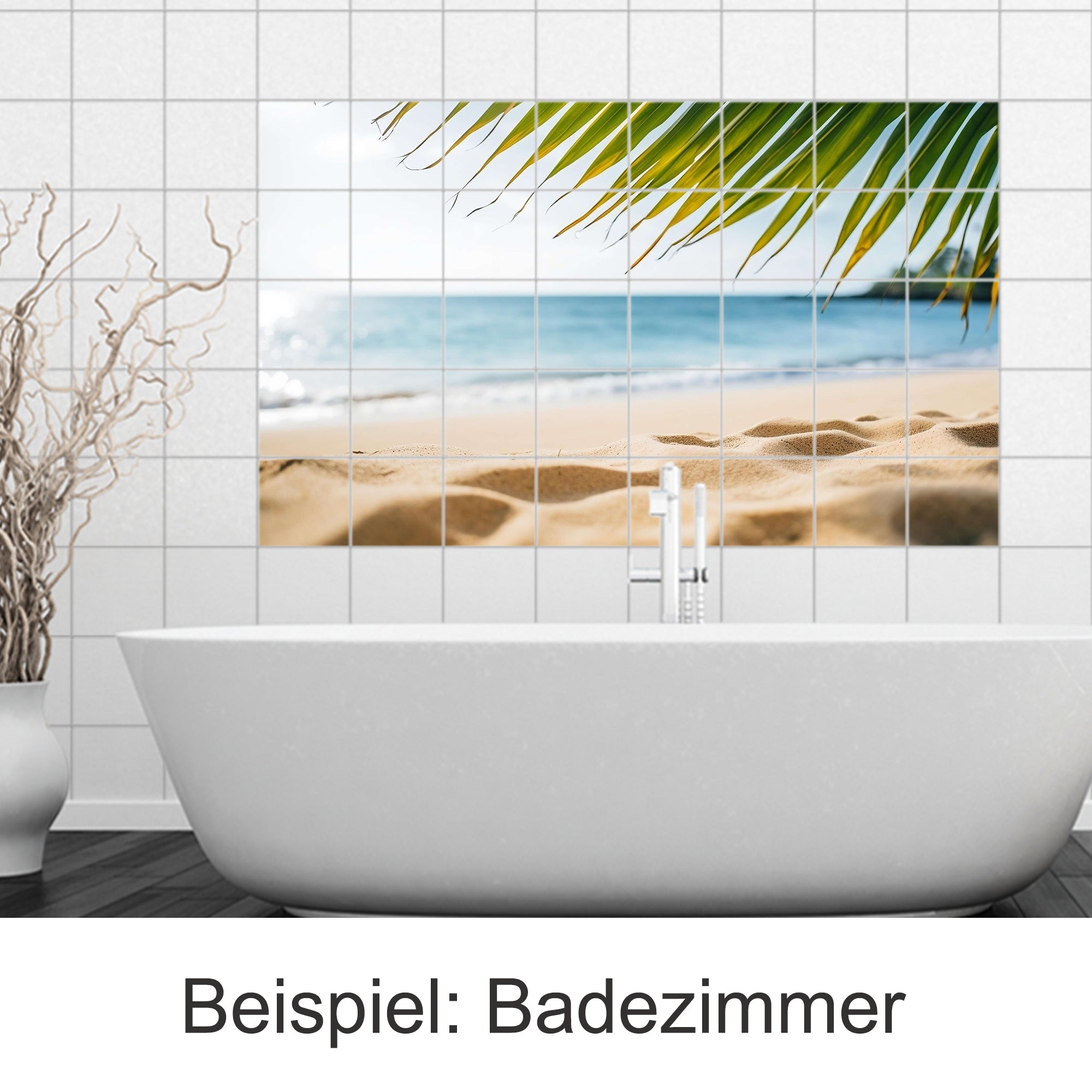 Badezimmer mit weißer Badewanne und Strandmotiv.