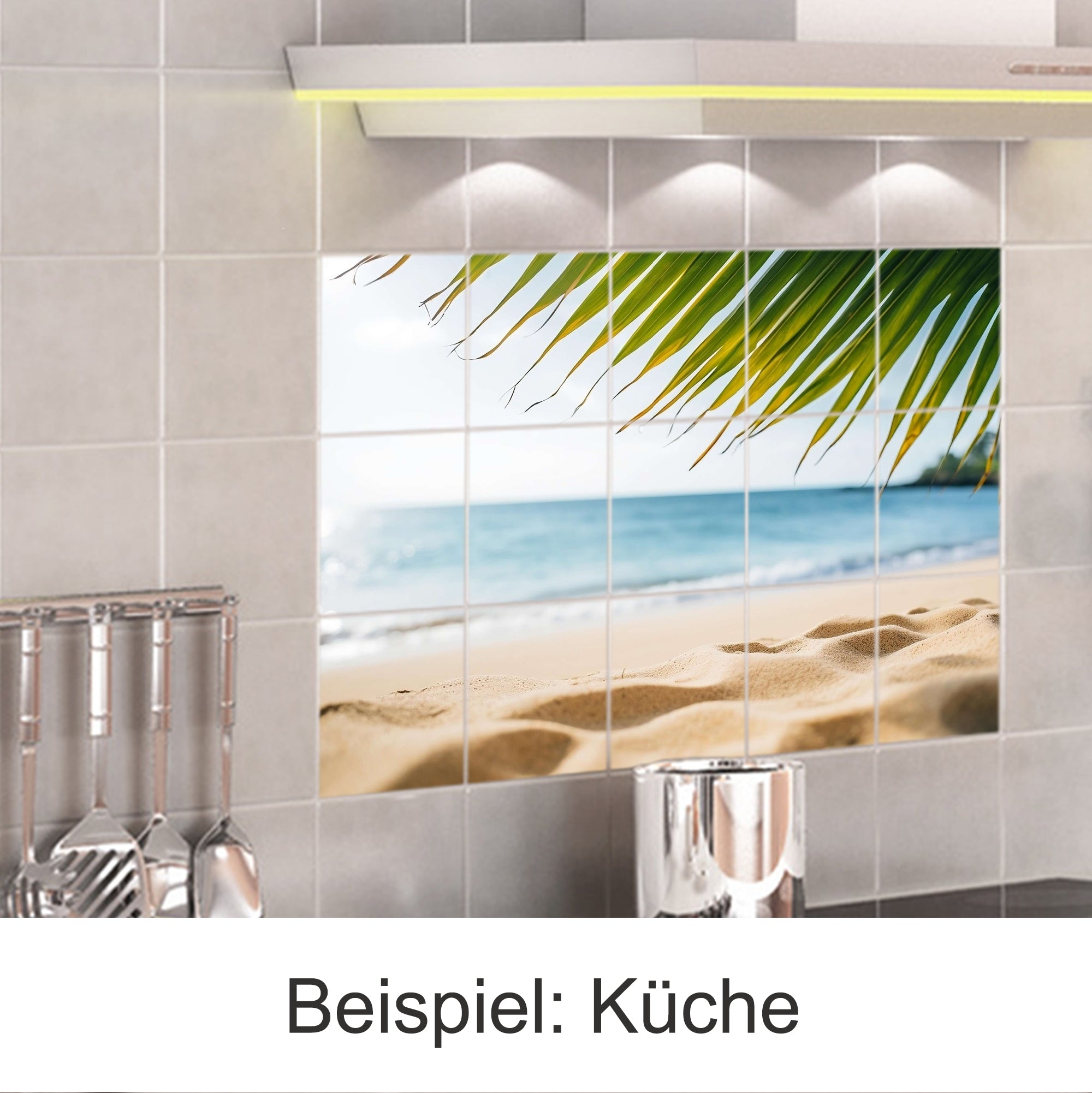 Küchenfliese mit Strandmotiv, grüne Palmen, blauer Himmel.