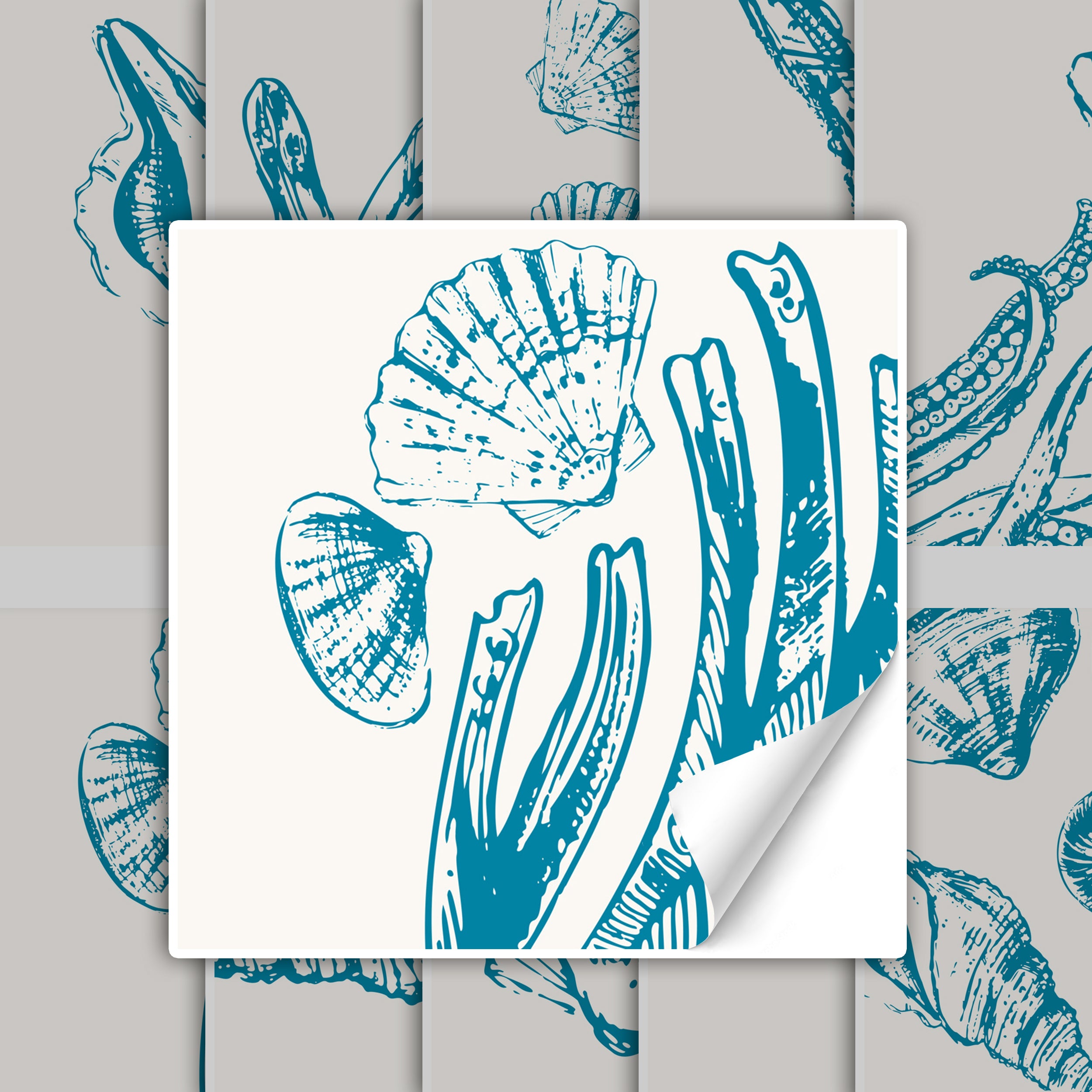 Türkisfarbene Muscheln und Algen auf hellem Hintergrund.