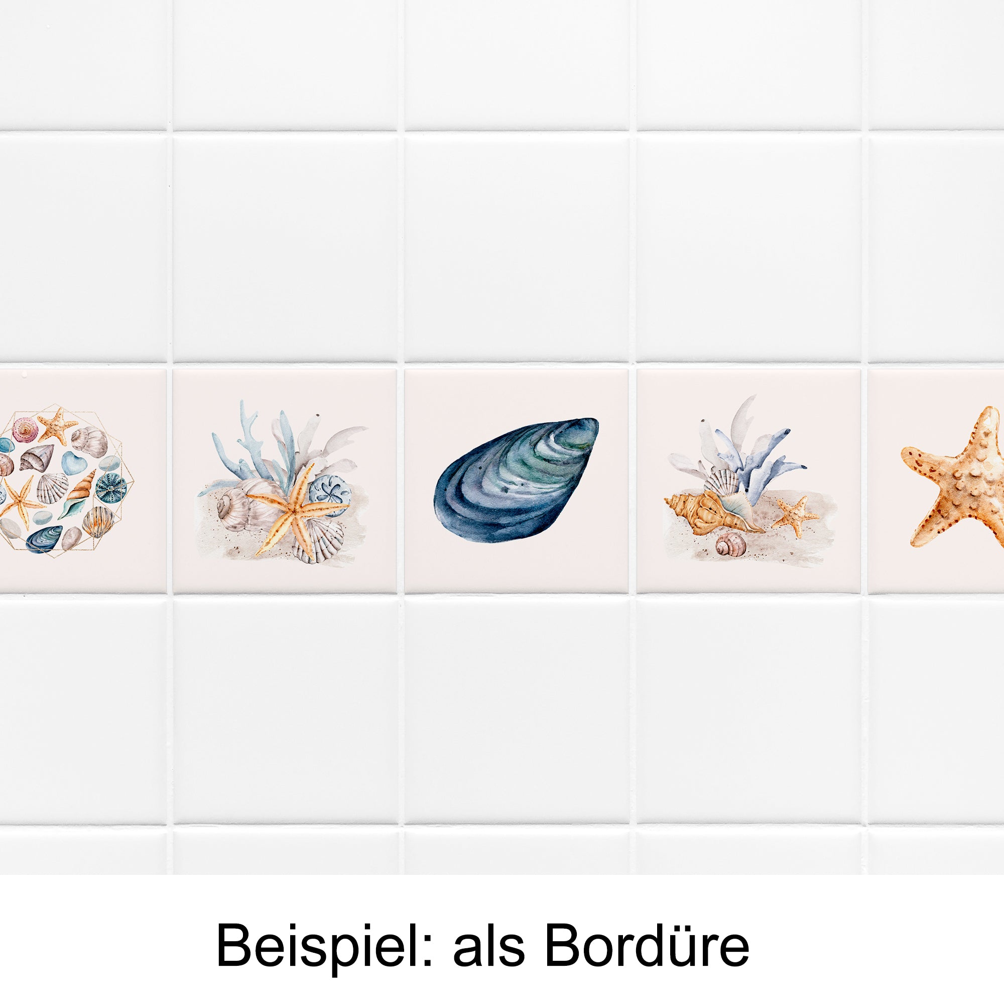 Fliesenbordüre mit Muscheln, Seesternen und Korallen in Pastellfarben.