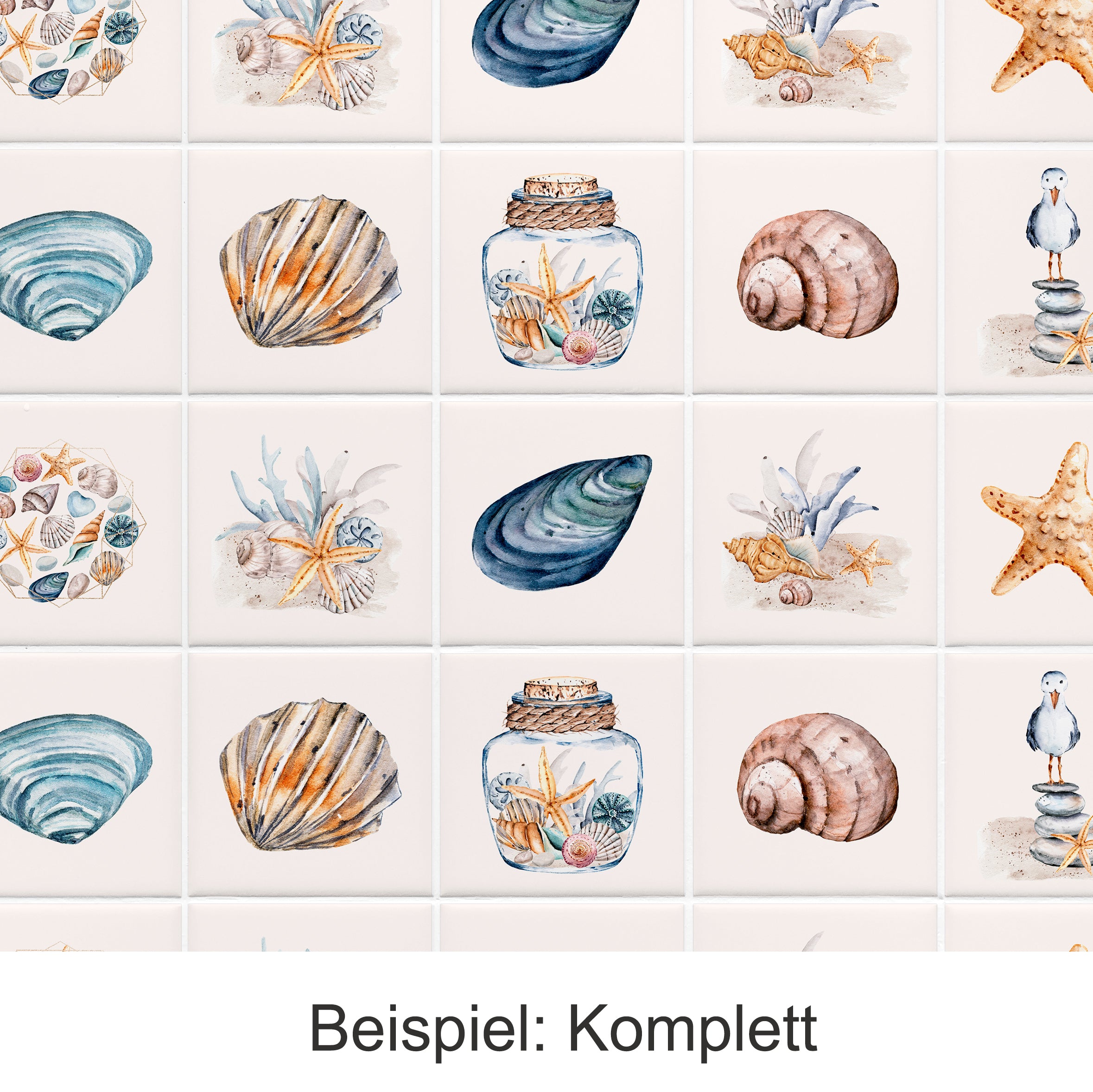 Meeresmotive mit Muscheln, Gläsern und Seesternen in Pastellfarben.
